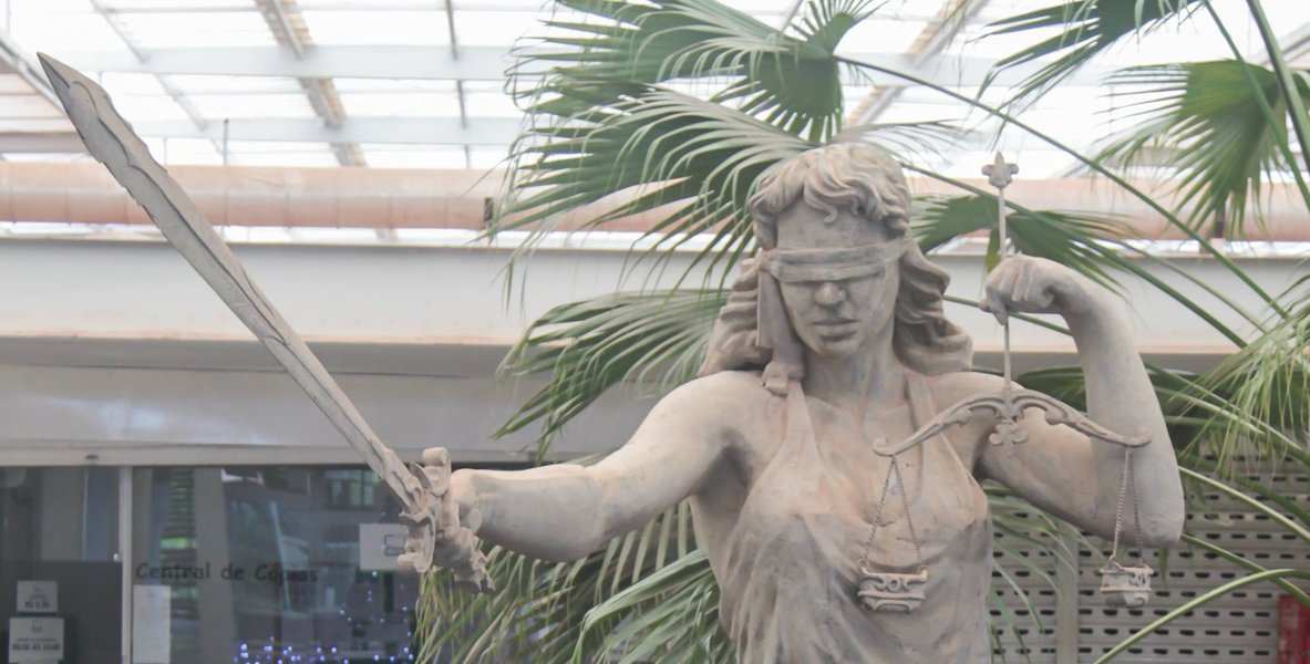 Decisão da Justiça da Comarca de Água Branca, no Sertão de Alagoas, autoriza a transexual Paloma Lorrany da Conceição Lima a mudança de seu nome no registro civil e ainda que no documento conste como sexo o feminino; de acordo com a legislação brasileira, o nome é um direito da personalidade, intransferível e irrenunciável (Foto: Voney Malta) Decisão da Justiça da Comarca de Água Branca, no Sertão de Alagoas, autoriza a transexual Paloma Lorrany da Conceição Lima a mudança de seu nome no registro civil e ainda que no documento conste como sexo o feminino; de acordo com a legislação brasileira, o nome é um direito da personalidade, intransferível e irrenunciável