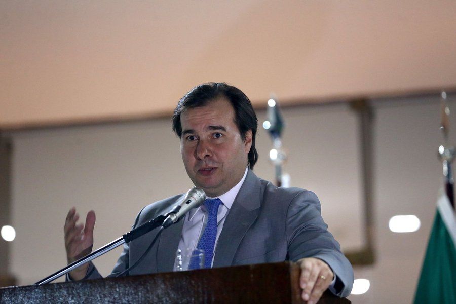 O presidente da Câmara dos Deputados, Rodrigo Maia (DEM-RJ), foi convidado a participar do lançamento do programa "Rio de Janeiro a Janeiro", que tem como objetivo movimentar o calendário da cidade e atrair turistas ao longo de 2018. O democrata não vai comparecer ao evento, que estará cheio de peemedebistas, de acordo com informações da coluna Expresso; o parlamentar já havia dito que o PMDB estava dificultando o crescimento da bancada do DEM; "A gente não pode ficar levando facada nas costas do PMDB, principalmente de ministros do Planalto e do presidente do PMDB", afirmou (Foto: Leonardo Lucena) O presidente da Câmara dos Deputados, Rodrigo Maia (DEM-RJ), foi convidado a participar do lançamento do programa "Rio de Janeiro a Janeiro", que tem como objetivo movimentar o calendário da cidade e atrair turistas ao longo de 2018. O democrata não vai comparecer ao evento, que estará cheio de peemedebistas, de acordo com informações da coluna Expresso; o parlamentar já havia dito que o PMDB estava dificultando o crescimento da bancada do DEM; "A gente não pode ficar levando facada nas costas do PMDB, principalmente de ministros do Planalto e do presidente do PMDB", afirmou