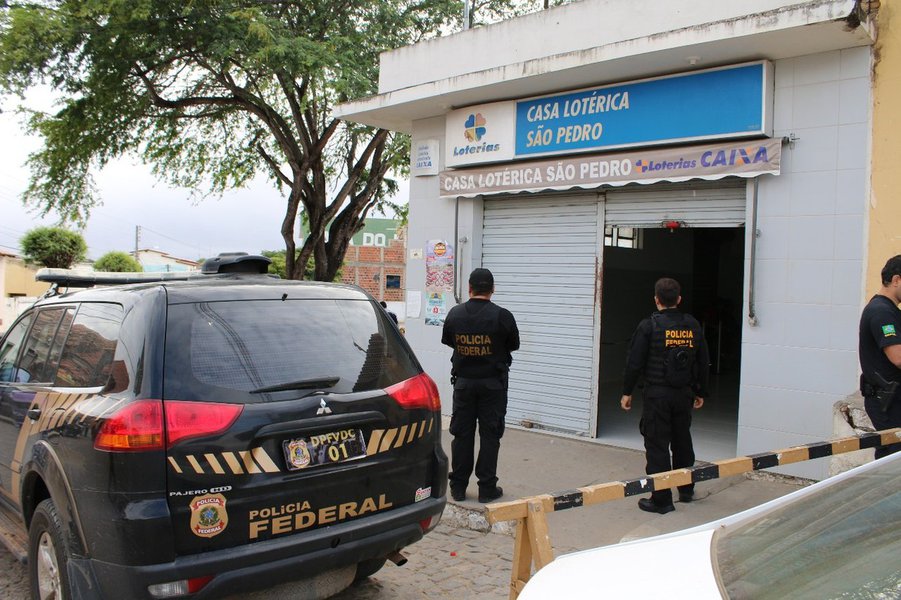 A Polícia Federal cumpriu 15 mandados de busca e apreensão, 10 mandados de condução coercitiva e oito de medidas cautelares diversas nas cidades de Palmas de Monte Alto, Aracatu, Riacho de Santana e Botuporã, todas no sudoeste da Bahia, em duas operações distintas nesta terça-feira; foram afastados das funções públicas os atuais prefeito e secretário de Administração e Finanças de Aracatu e servidores públicos de Palmas de Monte Alto; as operações foram batizadas de 'Chronos' e 'Syagrus' (Foto: Romulo Faro) A Polícia Federal cumpriu 15 mandados de busca e apreensão, 10 mandados de condução coercitiva e oito de medidas cautelares diversas nas cidades de Palmas de Monte Alto, Aracatu, Riacho de Santana e Botuporã, todas no sudoeste da Bahia, em duas operações distintas nesta terça-feira; foram afastados das funções públicas os atuais prefeito e secretário de Administração e Finanças de Aracatu e servidores públicos de Palmas de Monte Alto; as operações foram batizadas de 'Chronos' e 'Syagrus'
