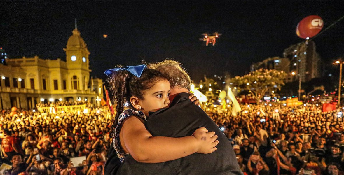 Nosso Estado contém muitas realidades e são poucos os líderes políticos que já se propuseram a conhecer todas elas, principalmente as regiões mais pobres, de seca e onde as necessidades da população saltam aos olhos. Lula não só conhece todas os cantos de Minas e das Gerais, como revisitou grande parte do Estado nos últimos dias com a Caravana "Lula Pelo Brasil" (Foto: Cida de Jesus) Nosso Estado contém muitas realidades e são poucos os líderes políticos que já se propuseram a conhecer todas elas, principalmente as regiões mais pobres, de seca e onde as necessidades da população saltam aos olhos. Lula não só conhece todas os cantos de Minas e das Gerais, como revisitou grande parte do Estado nos últimos dias com a Caravana "Lula Pelo Brasil"