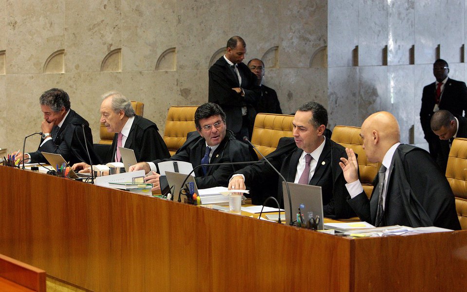 Plenário do Supremo Tribunal Federal (STF) decidiu nesta quarta-feira, 5, por 7 votos a 3, que todos os servidores que atuam diretamente na área de segurança pública não podem exercer o direito de greve, sob qualquer forma ou modalidade, por desempenharem atividade essencial à manutenção da ordem pública; pela tese aprovada, fica vetado o direito de greve de policiais civis, federais, rodoviários federais e integrantes do Corpo de Bombeiros, entre outras carreiras ligadas diretamente à segurança pública; essas carreiras, no entanto, mantêm o direito de se associar a sindicatos (Foto: Aquiles Lins) Plenário do Supremo Tribunal Federal (STF) decidiu nesta quarta-feira, 5, por 7 votos a 3, que todos os servidores que atuam diretamente na área de segurança pública não podem exercer o direito de greve, sob qualquer forma ou modalidade, por desempenharem atividade essencial à manutenção da ordem pública; pela tese aprovada, fica vetado o direito de greve de policiais civis, federais, rodoviários federais e integrantes do Corpo de Bombeiros, entre outras carreiras ligadas diretamente à segurança pública; essas carreiras, no entanto, mantêm o direito de se associar a sindicatos