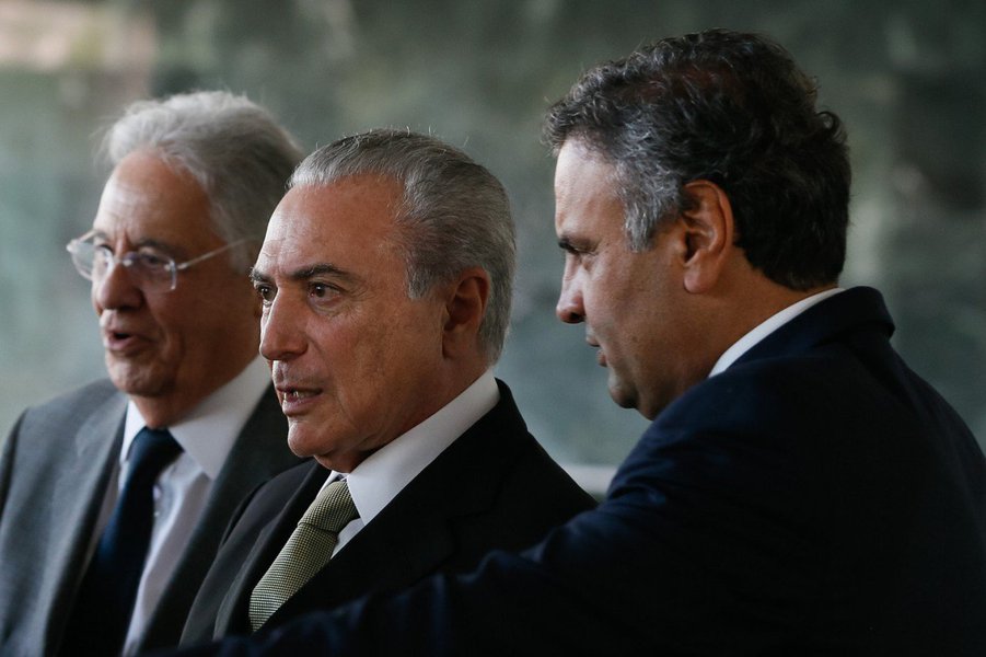 Jornalista Fernando Brito critica a proposta em gestação no Palácio do Planalto de incentivar andamento de PEC que prevê implantação do parlamentarismo no País já a partir do próximo ano; "É obvio que se houvesse um mínimo de bom-senso no parlamento e se houver um pingo de vergonha no Judiciário, país algum mudaria a sua forma de governo durante o mesmo mandato e jamais sem um plebiscito que o autorizasse", diz Brito; "Imagine dizer ao povo, a esta altura, que ele vai eleger um presidente “de brincadeirinha”, que não vai governar" (Foto: Aquiles Lins) Jornalista Fernando Brito critica a proposta em gestação no Palácio do Planalto de incentivar andamento de PEC que prevê implantação do parlamentarismo no País já a partir do próximo ano; "É obvio que se houvesse um mínimo de bom-senso no parlamento e se houver um pingo de vergonha no Judiciário, país algum mudaria a sua forma de governo durante o mesmo mandato e jamais sem um plebiscito que o autorizasse", diz Brito; "Imagine dizer ao povo, a esta altura, que ele vai eleger um presidente “de brincadeirinha”, que não vai governar"
