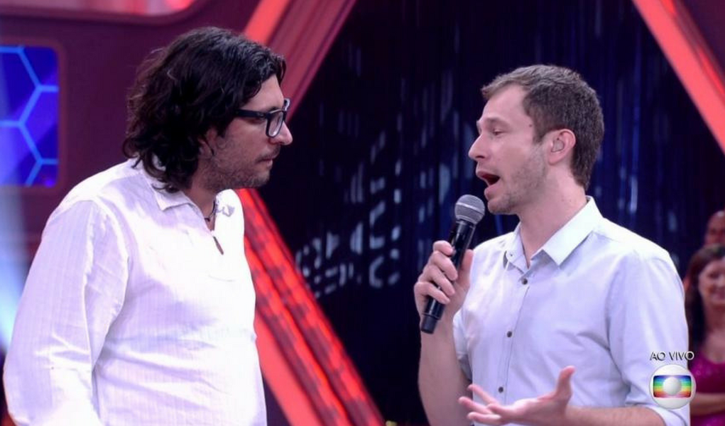 Em entrevista ao vivo transmitida na Globo, logo após ser anunciado como eliminado da semana no "Big Brother Brasil 17", Ilmar disparou para o aprsentador Tiago Leifert: "Tive mais voto que o Aécio"; o advogado se referia à expressiva votação no paredão realizado na noite desta terça-feira (04), que totalizou quase 113 milhões de votos e o eliminou com 55,92% da preferência do público; quando estava no confinamento, Ilmar já havia manifestado sua opinião política, falando "Fora Temer" durante uma das provas (Foto: Giuliana Miranda) Em entrevista ao vivo transmitida na Globo, logo após ser anunciado como eliminado da semana no "Big Brother Brasil 17", Ilmar disparou para o aprsentador Tiago Leifert: "Tive mais voto que o Aécio"; o advogado se referia à expressiva votação no paredão realizado na noite desta terça-feira (04), que totalizou quase 113 milhões de votos e o eliminou com 55,92% da preferência do público; quando estava no confinamento, Ilmar já havia manifestado sua opinião política, falando "Fora Temer" durante uma das provas