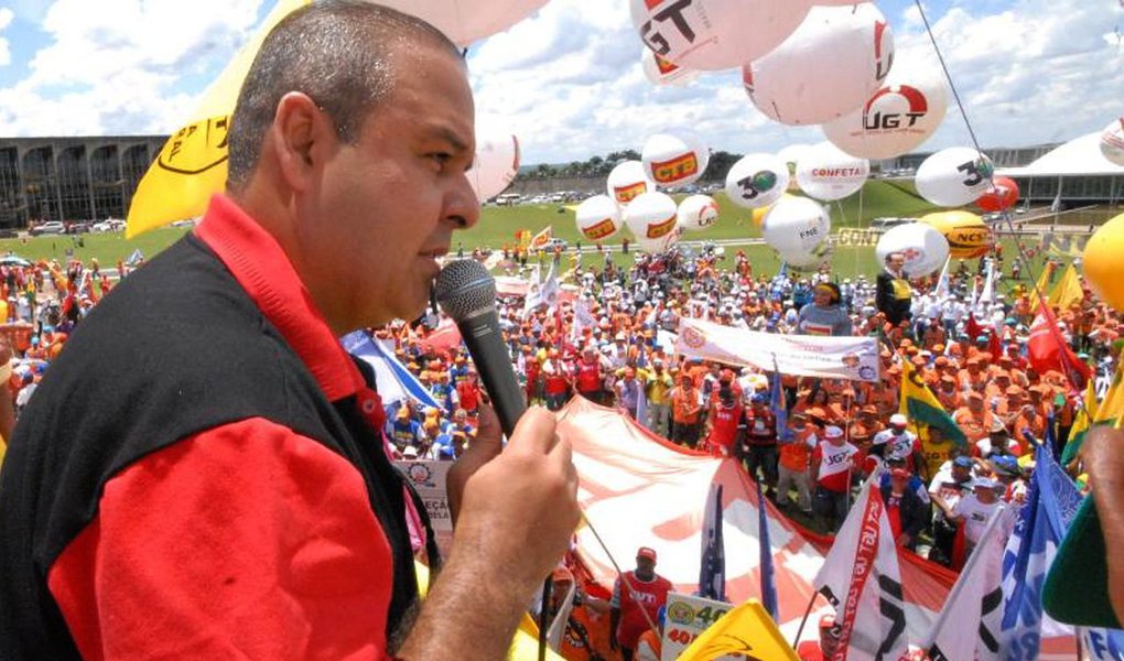 Representantes das centrais já estão em Brasília para a marcha que ocorrerá nesta quarta-feira (24), durante a qual esperam levar até 100 mil pessoas, aumentando a estimativa em relação à última sexta (80 mil); na Câmara, onde participou de reuniões para discutir os preparativos do ato, o presidente da CUT, Vagner Freitas, afirmou que não adianta tirar o presidente Michel Temer e convocar eleições indiretas; "Querem tirar um golpista e colocar outro para fazer a reforma trabalhista e da Previdência", denunciou (Foto: Aquiles Lins) Representantes das centrais já estão em Brasília para a marcha que ocorrerá nesta quarta-feira (24), durante a qual esperam levar até 100 mil pessoas, aumentando a estimativa em relação à última sexta (80 mil); na Câmara, onde participou de reuniões para discutir os preparativos do ato, o presidente da CUT, Vagner Freitas, afirmou que não adianta tirar o presidente Michel Temer e convocar eleições indiretas; "Querem tirar um golpista e colocar outro para fazer a reforma trabalhista e da Previdência", denunciou