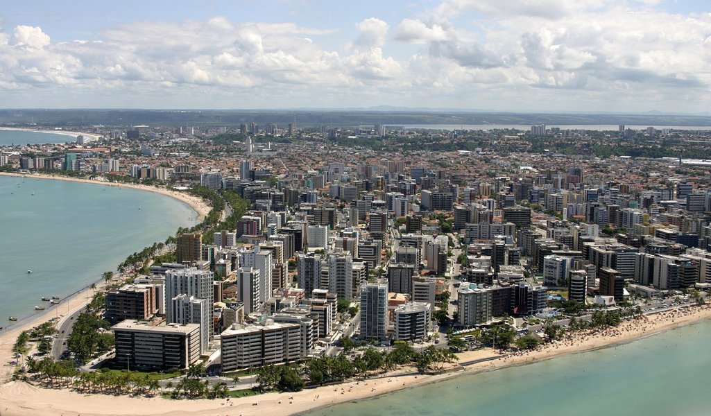 Segundo o secretário de Economia de Maceió, Fellipe Mamede, o Imposto Predial e Territorial Urbano (IPTU) registra uma inadimplência de 50%; exatamente por isso, após 20 anos, a capital tem um novo Código Tributário elaborado pela gestão pública, com a participação direta de entidades da sociedade civil; nova lei em vigor se propõe a fazer justiça fiscal aos pequenos contribuintes, além de promover o aumento da arrecadação, sem elevar a carga tributária, incentiva o contribuinte a negociar débitos tributários fundamentais ao desenvolvimento da cidade (Foto: Voney Malta) Segundo o secretário de Economia de Maceió, Fellipe Mamede, o Imposto Predial e Territorial Urbano (IPTU) registra uma inadimplência de 50%; exatamente por isso, após 20 anos, a capital tem um novo Código Tributário elaborado pela gestão pública, com a participação direta de entidades da sociedade civil; nova lei em vigor se propõe a fazer justiça fiscal aos pequenos contribuintes, além de promover o aumento da arrecadação, sem elevar a carga tributária, incentiva o contribuinte a negociar débitos tributários fundamentais ao desenvolvimento da cidade