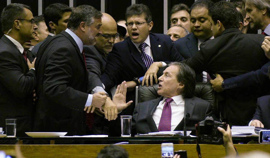 A sessão que analisaria 10 vetos de Michel Temer a projetos aprovados pelo Legislativo foi suspensa por 10 minutos após confusão no plenário; após o deputado João Alberto, que conduzia a sessão, negar uma questão de ordem ao deputado Wewerton Rocha (PDT-MA), houve protestos por parte dos parlamentares da oposição e, exaltado, Rocha jogou uma cópia do regimento em cima do presidente do Senado, Eunício Oliveira (PMDB-CE); após o tumulto, Eunício retomou a votação do veto, permitindo que os demais líderes que ainda não tinham feito os encaminhamentos pudessem orientar suas bancadas e o painel foi reaberto para nova votação (Foto: Charles Nisz) A sessão que analisaria 10 vetos de Michel Temer a projetos aprovados pelo Legislativo foi suspensa por 10 minutos após confusão no plenário; após o deputado João Alberto, que conduzia a sessão, negar uma questão de ordem ao deputado Wewerton Rocha (PDT-MA), houve protestos por parte dos parlamentares da oposição e, exaltado, Rocha jogou uma cópia do regimento em cima do presidente do Senado, Eunício Oliveira (PMDB-CE); após o tumulto, Eunício retomou a votação do veto, permitindo que os demais líderes que ainda não tinham feito os encaminhamentos pudessem orientar suas bancadas e o painel foi reaberto para nova votação