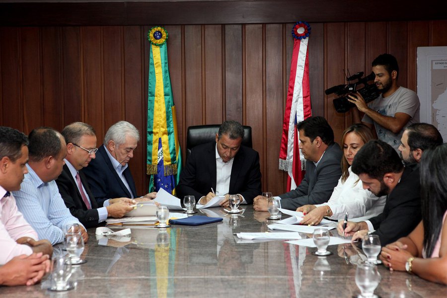O governador Rui Costa assinou nesta segunda-feira um novo contrato para ampliar os recursos e vincular os valores à produtividade do Hospital Regional de Ruy Barbosa, no centro norte da Bahia; a unidade vai receber mais de R$ 900 mil por mês, e passará a fazer 159 cirurgias eletivas, 140 ortopédicas e 100 de catarata por mês; "A unidade tem um bom perfil, uma boa construção, mas vinha produzindo pouco. Nós refizemos o contrato, aumentamos o valor para mais de R$ 900 mil, mas isso vai depender da produtividade. Vamos comprar novos equipamentos para o hospital, fazer cirurgias ortopédicas e, a partir daí, realizar o planejamento para a instalação de uma UTI na unidade", afirmou o governador (Foto: Romulo Faro) O governador Rui Costa assinou nesta segunda-feira um novo contrato para ampliar os recursos e vincular os valores à produtividade do Hospital Regional de Ruy Barbosa, no centro norte da Bahia; a unidade vai receber mais de R$ 900 mil por mês, e passará a fazer 159 cirurgias eletivas, 140 ortopédicas e 100 de catarata por mês; "A unidade tem um bom perfil, uma boa construção, mas vinha produzindo pouco. Nós refizemos o contrato, aumentamos o valor para mais de R$ 900 mil, mas isso vai depender da produtividade. Vamos comprar novos equipamentos para o hospital, fazer cirurgias ortopédicas e, a partir daí, realizar o planejamento para a instalação de uma UTI na unidade", afirmou o governador