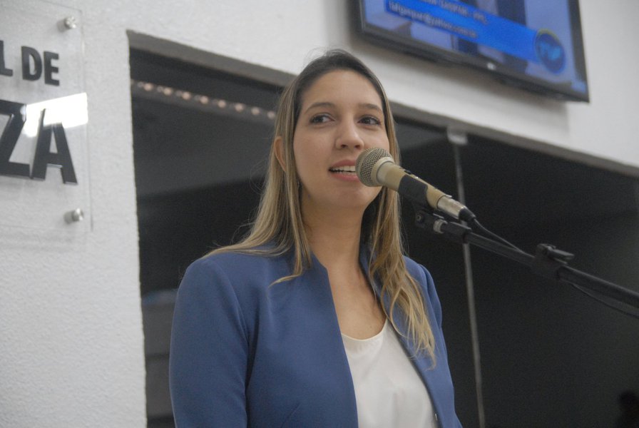 De acordo com a vereadora Larissa Gaspar (PPL), o intuito de seu projeto é garantir que mulheres, crianças e adolescentes que foram violentadas encontrem acolhimento adequado, amparo médico, psicológico e social, e que previnam a gravidez, que no caso de estupro é um agravo resultante da violência. Em pronunciamento na Câmara Municipal, ela defendeu o projeto de acusações de querer ampliar e facilitar as hipóteses de aborto no município. “Vamos ser verdadeiros e dizer que a profilaxia da gravidez é anticoncepção de emergência, é prevenir que a mulher ou adolescente venha engravidar do estuprador. Anticoncepção de emergência não é método abortivo”, esclareceu (Foto: Rodrigo Rocha) De acordo com a vereadora Larissa Gaspar (PPL), o intuito de seu projeto é garantir que mulheres, crianças e adolescentes que foram violentadas encontrem acolhimento adequado, amparo médico, psicológico e social, e que previnam a gravidez, que no caso de estupro é um agravo resultante da violência. Em pronunciamento na Câmara Municipal, ela defendeu o projeto de acusações de querer ampliar e facilitar as hipóteses de aborto no município. “Vamos ser verdadeiros e dizer que a profilaxia da gravidez é anticoncepção de emergência, é prevenir que a mulher ou adolescente venha engravidar do estuprador. Anticoncepção de emergência não é método abortivo”, esclareceu