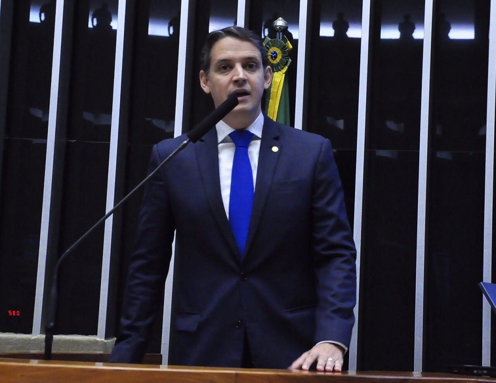 O deputado federal Thiago Peixoto (PSD-GO) se manifestou contrariamente ao uso das Forças Armadas durante manifestação em Brasília; “As cicatrizes e traumas da nossa jovem democracia não permitem soluções deste tipo”, disse o goiano; “O Brasil não pode viver nesse clima de instabilidade. Independentemente de concordar que as reformas precisam ocorrer, o clima está insustentável. As medidas adotadas nesta quarta foram alarmantes. O uso das Forças Armadas durante o protesto foi preocupante”, acrescentou (Foto: José Barbacena) O deputado federal Thiago Peixoto (PSD-GO) se manifestou contrariamente ao uso das Forças Armadas durante manifestação em Brasília; “As cicatrizes e traumas da nossa jovem democracia não permitem soluções deste tipo”, disse o goiano; “O Brasil não pode viver nesse clima de instabilidade. Independentemente de concordar que as reformas precisam ocorrer, o clima está insustentável. As medidas adotadas nesta quarta foram alarmantes. O uso das Forças Armadas durante o protesto foi preocupante”, acrescentou