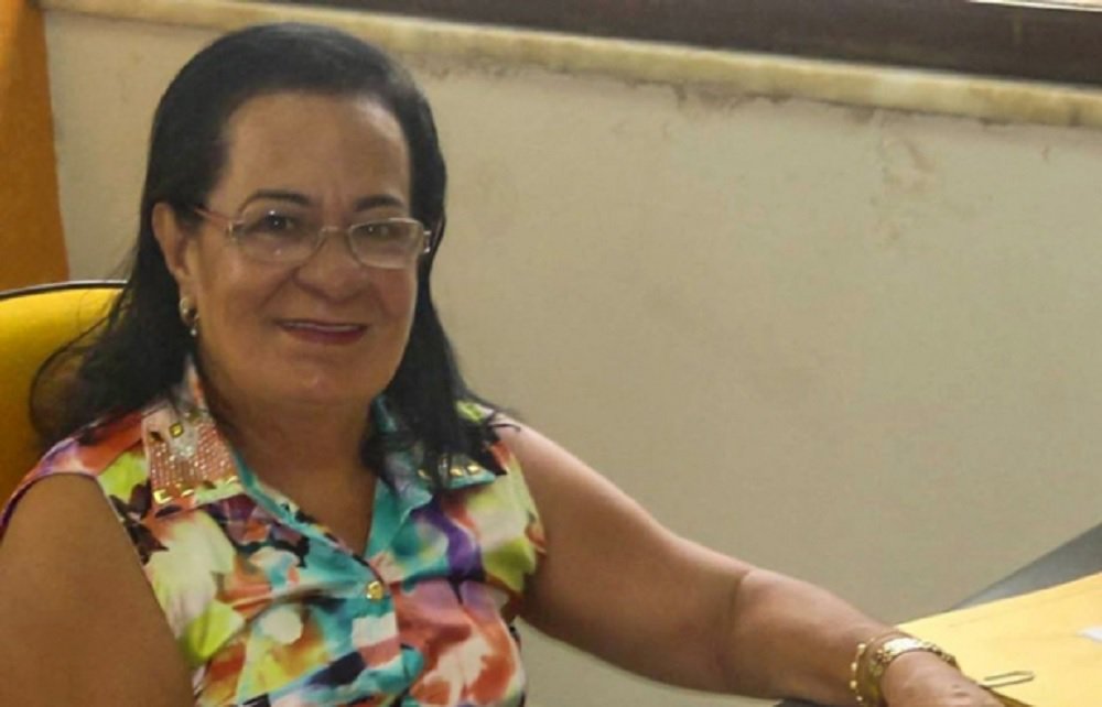 O Tribunal Regional Federal da 1ª Região recebeu denúncia contra a prefeita de Camamu, Emiliana Santos, e outros sete envolvidos em fraudes e desvio de recursos públicos, descobertos durante a Operação Águia de Haia; segundo a denúncia, 'os acusados fraudaram licitação para contratar supostos serviços educacionais de tecnologia da informação, com superfaturamento de contratos e desvio de recursos públicos do Fundo de Manutenção da Educação Básica'; segundo denúncia, a prefeita Emiliana Santos aderiu ao esquema em troca de propina no valor de 30% do montante pago pela prefeitura, orçado em mais de R$ 2,6 milhões (Foto: Romulo Faro) O Tribunal Regional Federal da 1ª Região recebeu denúncia contra a prefeita de Camamu, Emiliana Santos, e outros sete envolvidos em fraudes e desvio de recursos públicos, descobertos durante a Operação Águia de Haia; segundo a denúncia, 'os acusados fraudaram licitação para contratar supostos serviços educacionais de tecnologia da informação, com superfaturamento de contratos e desvio de recursos públicos do Fundo de Manutenção da Educação Básica'; segundo denúncia, a prefeita Emiliana Santos aderiu ao esquema em troca de propina no valor de 30% do montante pago pela prefeitura, orçado em mais de R$ 2,6 milhões
