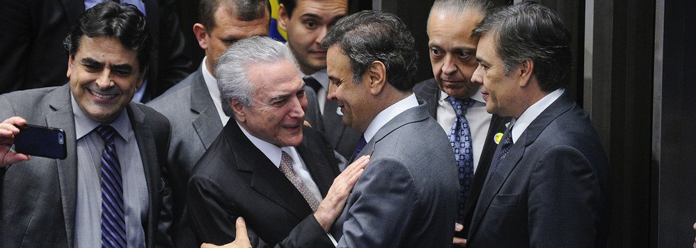 O "fico" do PSDB, que decidiu permanecer na base do governo de Michel Temer, tem dois significados: histórico e conjuntural. Historicamente, o partido fundado em 25 de junho de 1988 principalmente por dissidentes do PMDB, poucos meses antes da promulgação da "Constituição Cidadã", e, ao mesmo tempo, nas reformas trabalhista e previdenciária em cuja aprovação ainda aposta, pacotes que a legenda promete ao mercado; reportagem de Eduardo Maretti, na RBA (Foto: Leonardo Lucena) O "fico" do PSDB, que decidiu permanecer na base do governo de Michel Temer, tem dois significados: histórico e conjuntural. Historicamente, o partido fundado em 25 de junho de 1988 principalmente por dissidentes do PMDB, poucos meses antes da promulgação da "Constituição Cidadã", e, ao mesmo tempo, nas reformas trabalhista e previdenciária em cuja aprovação ainda aposta, pacotes que a legenda promete ao mercado; reportagem de Eduardo Maretti, na RBA