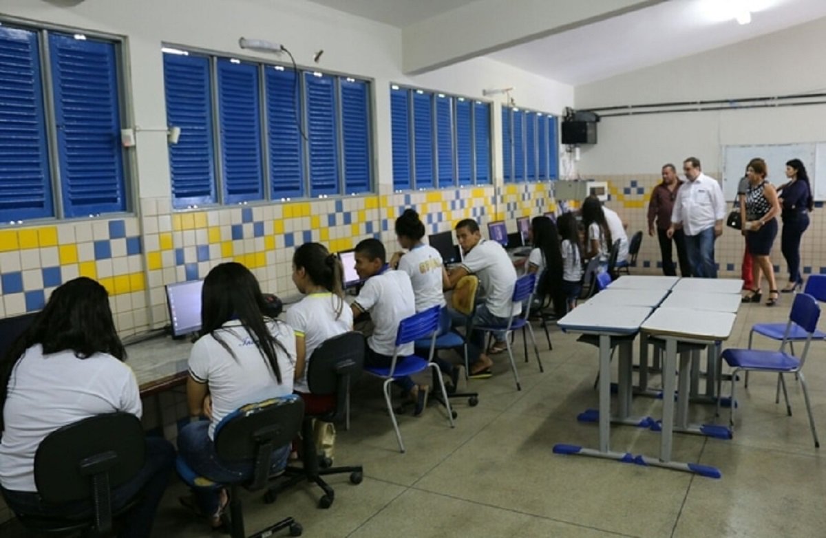 O Governo de Estado vai divulgar, na próxima segunda-feira (30), os detalhes do concurso para a área da Educação. O concurso deverá ofertar vagas para professores nas escolas de tempo integral. O anúncio será feito pelo governador em exercício, Luciano Barbosa, em entrevista coletiva, às 10h, no Palácio República dos Palmares (Foto: Fatima 247) O Governo de Estado vai divulgar, na próxima segunda-feira (30), os detalhes do concurso para a área da Educação. O concurso deverá ofertar vagas para professores nas escolas de tempo integral. O anúncio será feito pelo governador em exercício, Luciano Barbosa, em entrevista coletiva, às 10h, no Palácio República dos Palmares