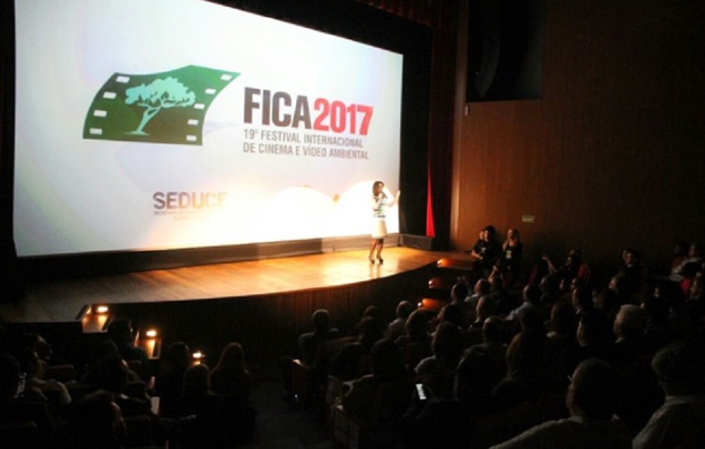 De volta ao Cineteatro São Joaquim, totalmente reformada pelo governo estadual, o Festival Internacional de Cinema e Vídeo Ambiental deu início a sua 19ª edição; abertura oficial do evento foi marcada por discursos breves, que abordaram a importância da discussão sobre cidades sustentáveis e da arte como instrumento para provocar mudanças sociais, pela homenagem ao cineasta Manoel Rangel, ex-diretor da Agência Nacional do Cinema (Ancine), e pela estreia mundial do documentário Caminho do Mar, dos diretores Bebeto Abrantes e Juliana Antunes (Foto: José Barbacena) De volta ao Cineteatro São Joaquim, totalmente reformada pelo governo estadual, o Festival Internacional de Cinema e Vídeo Ambiental deu início a sua 19ª edição; abertura oficial do evento foi marcada por discursos breves, que abordaram a importância da discussão sobre cidades sustentáveis e da arte como instrumento para provocar mudanças sociais, pela homenagem ao cineasta Manoel Rangel, ex-diretor da Agência Nacional do Cinema (Ancine), e pela estreia mundial do documentário Caminho do Mar, dos diretores Bebeto Abrantes e Juliana Antunes