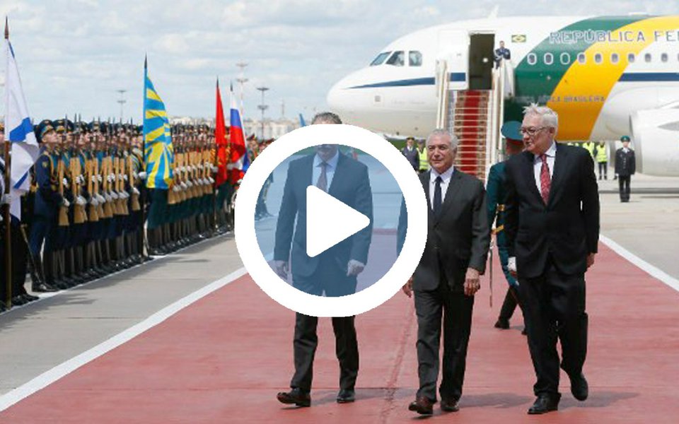 Vídeo mostra que Michel Temer desembarcou em Moscou, onde foi recebido com uma cerimônia oficial, mas sem a presença do presidente russo, Vladimir Putin; em sua viagem de dois dias ao país, Temer será ignorado por autoridades e empresários; dos 180 participantes do fórum empresarial no qual o peemedebista será o protagonista, há apenas um CEO e, ainda assim, o executivo é da filial russa de uma empresa brasileira; no campo diplomático, também não há nenhum acordo relevante previsto; ironicamente, Temer tem como um dos pontos principais da visita a defesa da carne brasileira, principal produto de exportação do Brasil para a Rússia; ou seja: isso implica fazer uma defesa das empresas de Joesley Batista, que no fim de semana o acusou de ser chefe de uma organização criminosa (Foto: Gisele Federicce) Vídeo mostra que Michel Temer desembarcou em Moscou, onde foi recebido com uma cerimônia oficial, mas sem a presença do presidente russo, Vladimir Putin; em sua viagem de dois dias ao país, Temer será ignorado por autoridades e empresários; dos 180 participantes do fórum empresarial no qual o peemedebista será o protagonista, há apenas um CEO e, ainda assim, o executivo é da filial russa de uma empresa brasileira; no campo diplomático, também não há nenhum acordo relevante previsto; ironicamente, Temer tem como um dos pontos principais da visita a defesa da carne brasileira, principal produto de exportação do Brasil para a Rússia; ou seja: isso implica fazer uma defesa das empresas de Joesley Batista, que no fim de semana o acusou de ser chefe de uma organização criminosa