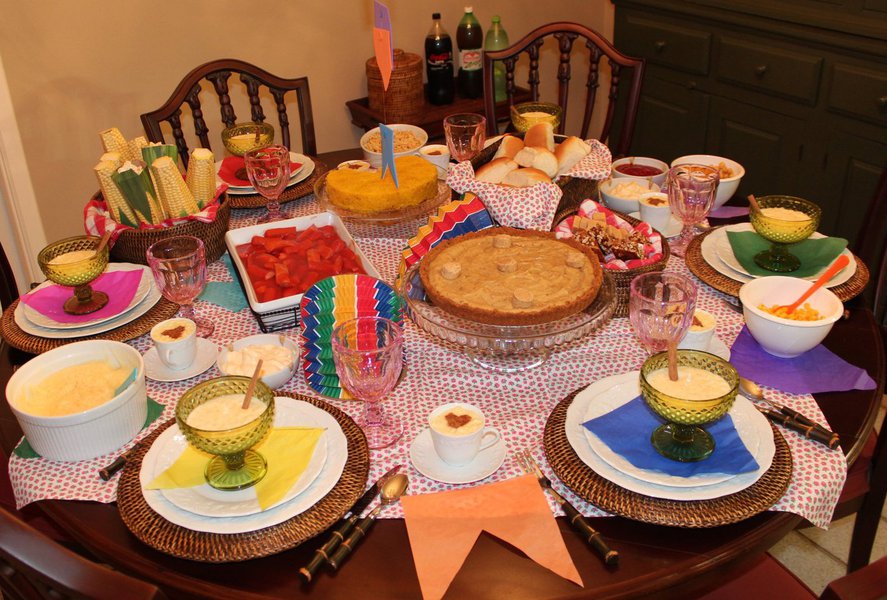 A cesta de produtos de festa junina teve aumento de custo de 2,7% entre 2016 e 2017, segundo dados divulgados nesta terça-feira pela Fundação Getúlio Vargas; apesar do aumento, os produtos juninos tiveram uma inflação abaixo da média do Índice de Preços ao Consumidor, que acumula taxa de 4,05% em 12 meses; entre os itens com maiores aumentos de preço estão o fubá de milho (17,83%), a farinha de mandioca (16,81%), o bolo pronto (14,13%), milho de pipoca (13,43%), queijo minas (13,34%) e queijo coalho (11,90%) (Foto: Romulo Faro) A cesta de produtos de festa junina teve aumento de custo de 2,7% entre 2016 e 2017, segundo dados divulgados nesta terça-feira pela Fundação Getúlio Vargas; apesar do aumento, os produtos juninos tiveram uma inflação abaixo da média do Índice de Preços ao Consumidor, que acumula taxa de 4,05% em 12 meses; entre os itens com maiores aumentos de preço estão o fubá de milho (17,83%), a farinha de mandioca (16,81%), o bolo pronto (14,13%), milho de pipoca (13,43%), queijo minas (13,34%) e queijo coalho (11,90%)