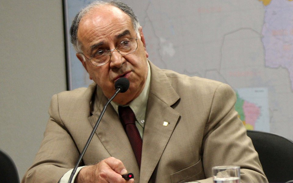 O geólogo Guilherme Estrella, que foi diretor de Exploração e Produção da Petrobras nos governos Lula e Dilma e um dos pioneiros na pesquisa que levou à descoberta de petróleo no pré-sal no mar territorial do Brasil, venceu uma disputa judicial que travava com a revista Veja por causa de duas reportagens publicadas em abril de 2014, quando era intenso o noticiário em torno da Petrobras e a Lava Jato; Veja foi condenada a indenizar Estrella em 100 mil reais e terá de lhe conceder o direito de resposta, segundo informa o jornalista Joaquim de Carvalho, no DCM (Foto: Leonardo Attuch) O geólogo Guilherme Estrella, que foi diretor de Exploração e Produção da Petrobras nos governos Lula e Dilma e um dos pioneiros na pesquisa que levou à descoberta de petróleo no pré-sal no mar territorial do Brasil, venceu uma disputa judicial que travava com a revista Veja por causa de duas reportagens publicadas em abril de 2014, quando era intenso o noticiário em torno da Petrobras e a Lava Jato; Veja foi condenada a indenizar Estrella em 100 mil reais e terá de lhe conceder o direito de resposta, segundo informa o jornalista Joaquim de Carvalho, no DCM