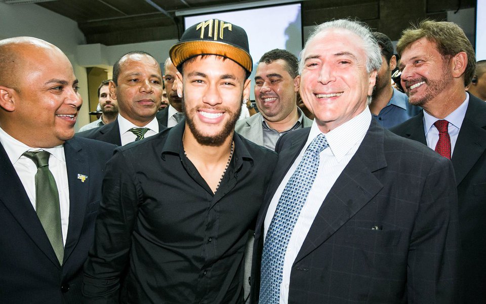 Dinheiro liberado por Michel Temer na forma de emendas parlamentares para garantir se safar da denúncia de corrupção feita pela Procuradoria Geral da República em menos de dois meses corresponde a apenas um quinto do gasto que o Paris Saint German deve pagar pelo passe do jogador Neymar; transação pelo passe do atacante é considerada a maior da história do futebol mundial; governo Temer liberou R$ 4.163.669 bilhões em emendas apenas nos dois meses que antecederam a votação desta quarta-feira (2) (Foto: Paulo Emílio) Dinheiro liberado por Michel Temer na forma de emendas parlamentares para garantir se safar da denúncia de corrupção feita pela Procuradoria Geral da República em menos de dois meses corresponde a apenas um quinto do gasto que o Paris Saint German deve pagar pelo passe do jogador Neymar; transação pelo passe do atacante é considerada a maior da história do futebol mundial; governo Temer liberou R$ 4.163.669 bilhões em emendas apenas nos dois meses que antecederam a votação desta quarta-feira (2)