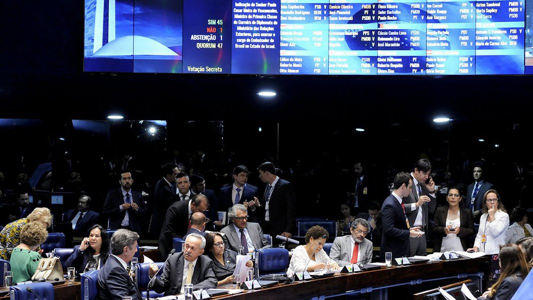 Plenário do Senado aprovou a nova Lei de Migração; texto estabelece os direitos e deveres do imigrante e do visitante, regula a sua entrada e estada no Brasil e estabelece princípios e diretrizes sobre as políticas públicas para os grupos; entre os princípios da lei, está a garantia ao imigrante da condição de igualdade com os nacionais, a inviolabilidade do direito à vida, à liberdade, à igualdade, à segurança e à propriedade e o acesso aos serviços públicos de saúde e educação, bem como registro da documentação que permite ingresso no mercado de trabalho e direito à previdência social. Ao imigrante também será permitido exercer cargo, emprego e função pública, conforme definido em edita (Foto: Aquiles Lins) Plenário do Senado aprovou a nova Lei de Migração; texto estabelece os direitos e deveres do imigrante e do visitante, regula a sua entrada e estada no Brasil e estabelece princípios e diretrizes sobre as políticas públicas para os grupos; entre os princípios da lei, está a garantia ao imigrante da condição de igualdade com os nacionais, a inviolabilidade do direito à vida, à liberdade, à igualdade, à segurança e à propriedade e o acesso aos serviços públicos de saúde e educação, bem como registro da documentação que permite ingresso no mercado de trabalho e direito à previdência social. Ao imigrante também será permitido exercer cargo, emprego e função pública, conforme definido em edita