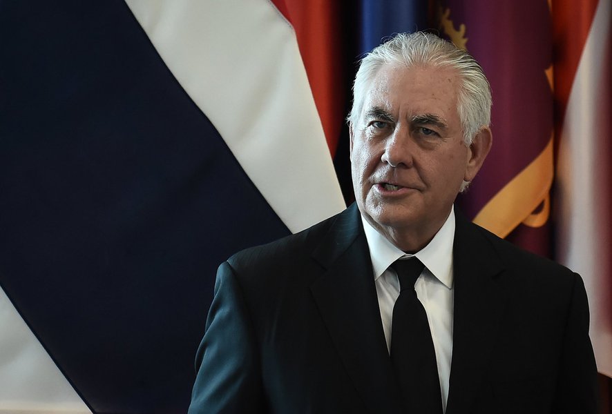 O secretário de Estado dos Estados Unidos, Rex Tillerson, afirmou neste domingo que os Estados Unidos poderiam permanecer no acordo climático de Paris sob as condições corretas; "O presidente disse que está aberto a encontrar aquelas condições em que possamos permanecer envolvidos com os outros no que todos nós concordamos que ainda é uma questão desafiadora", disse Tillerson (Foto: Romulo Faro) O secretário de Estado dos Estados Unidos, Rex Tillerson, afirmou neste domingo que os Estados Unidos poderiam permanecer no acordo climático de Paris sob as condições corretas; "O presidente disse que está aberto a encontrar aquelas condições em que possamos permanecer envolvidos com os outros no que todos nós concordamos que ainda é uma questão desafiadora", disse Tillerson