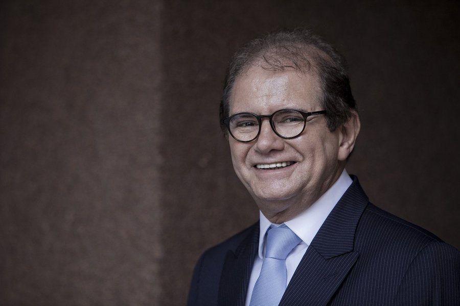 O bilionário Guilherme Paulus, dono da CVC, maior operadora de turismo da América Latina, quebrou o silêncio da classe empresarial e pediu explicitamente a saída de Michel Temer; segundo ele, o Brasil se transformou numa "empresa à deriva" e Temer precisa sair; "Quando a pressão é grande e você não tem... tem que renunciar. É aquela história: o povo não quer, tem um monte de denúncias... vamos esclarecer tudo isso aí, está prejudicando o país", diz ele; "O problema do país hoje é político, é a credibilidade dos nossos políticos. E o envolvimento de empresários que encontraram outros meios de tentar burlar... e serem oportunistas de mercado. Mas está provado que o oportunista chega e vai embora" (Foto: Leonardo Attuch) O bilionário Guilherme Paulus, dono da CVC, maior operadora de turismo da América Latina, quebrou o silêncio da classe empresarial e pediu explicitamente a saída de Michel Temer; segundo ele, o Brasil se transformou numa "empresa à deriva" e Temer precisa sair; "Quando a pressão é grande e você não tem... tem que renunciar. É aquela história: o povo não quer, tem um monte de denúncias... vamos esclarecer tudo isso aí, está prejudicando o país", diz ele; "O problema do país hoje é político, é a credibilidade dos nossos políticos. E o envolvimento de empresários que encontraram outros meios de tentar burlar... e serem oportunistas de mercado. Mas está provado que o oportunista chega e vai embora"