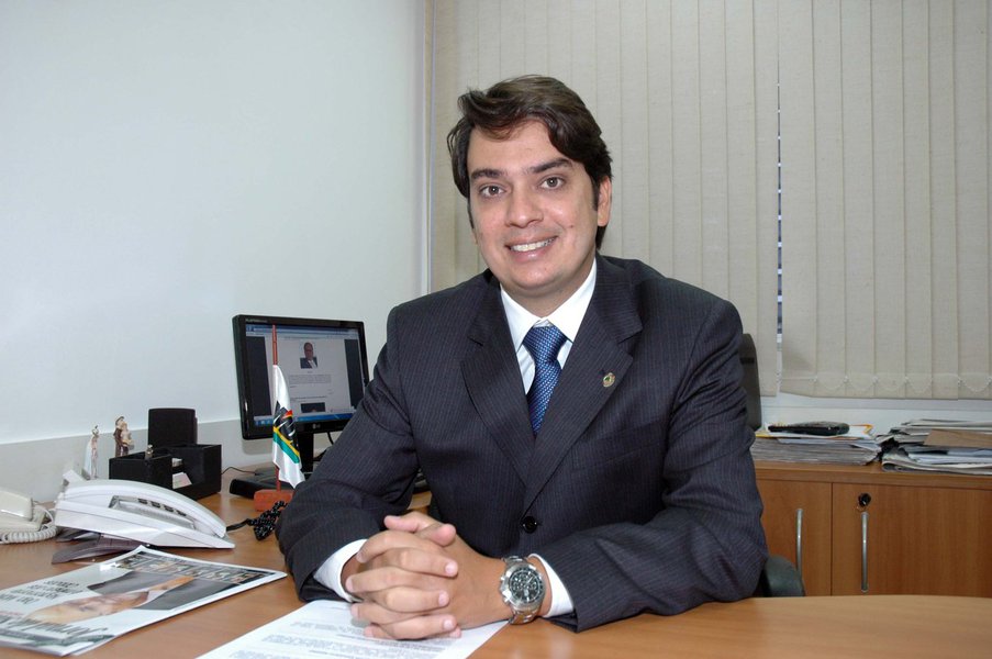 Presidente do PMDB na Bahia, o deputado Pedro Tavares nega que haja articulação para que o tucano Antônio Imbassahy (ministro da Secretaria de Governo) entre no partido, e diz que tampouco lhe estaria assegurada a possível vaga do PMDB para disputar o Senado na chapa de ACM Neto (DEM) em 2018; Tavares diz ainda que se Imbassahy entrasse no PMDB baiano a negociação seria feita única e exclusivamente pelo diretório estadual; "A presidência estadual do PMDB é que vai tocar o destino do partido na Bahia. O que tem aí até agora é muita especulação. Se for procurar o presidente nacional do PMDB, ele vai dizer que é o estadual que vai responder", afirma Tavares (Foto: Romulo Faro) Presidente do PMDB na Bahia, o deputado Pedro Tavares nega que haja articulação para que o tucano Antônio Imbassahy (ministro da Secretaria de Governo) entre no partido, e diz que tampouco lhe estaria assegurada a possível vaga do PMDB para disputar o Senado na chapa de ACM Neto (DEM) em 2018; Tavares diz ainda que se Imbassahy entrasse no PMDB baiano a negociação seria feita única e exclusivamente pelo diretório estadual; "A presidência estadual do PMDB é que vai tocar o destino do partido na Bahia. O que tem aí até agora é muita especulação. Se for procurar o presidente nacional do PMDB, ele vai dizer que é o estadual que vai responder", afirma Tavares