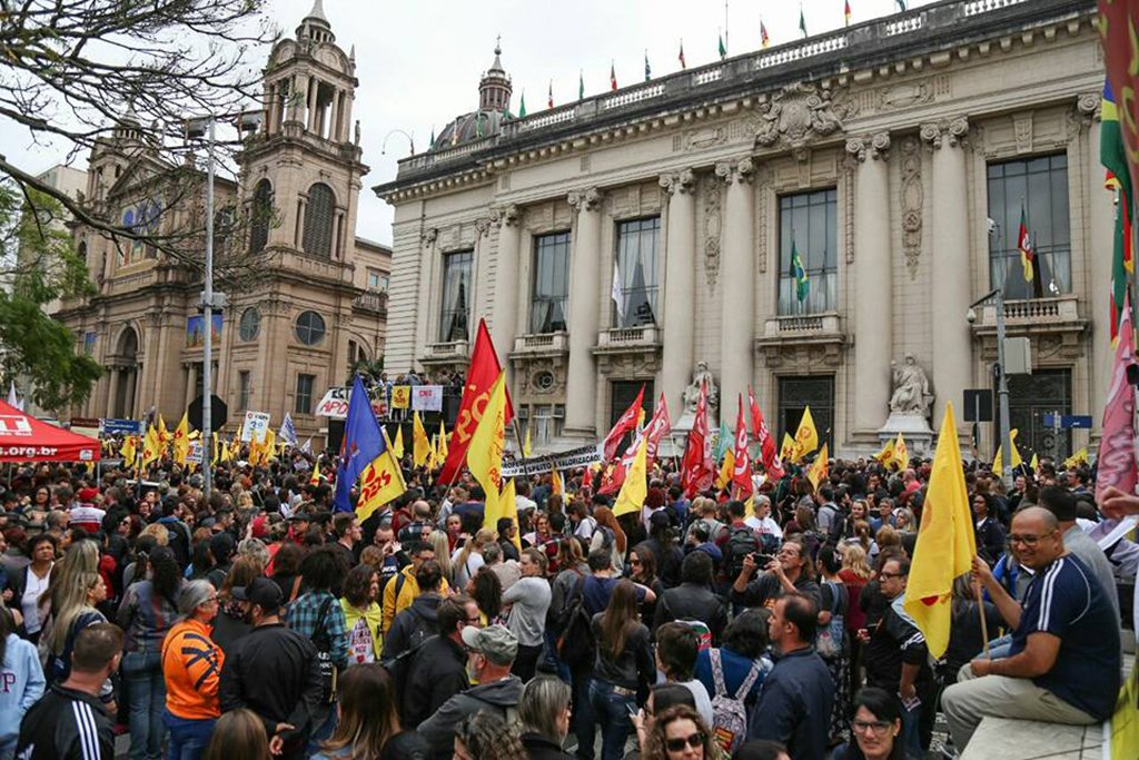 Milhares de professores da rede pública estadual se reúnem, na Praça da Matriz, em frente ao Piratini, em um ato que faz parte da greve docente que ocorre desde o dia 5 de setembro; estudantes e outras categorias do funcionalismo estadual também participam do protesto; após uma pressão, por parte do Comitê de Greve, de entrar no prédio para uma tentativa de negociação, foi lançado spray de pimenta na direção dos docentes (Foto: Leonardo Lucena) Milhares de professores da rede pública estadual se reúnem, na Praça da Matriz, em frente ao Piratini, em um ato que faz parte da greve docente que ocorre desde o dia 5 de setembro; estudantes e outras categorias do funcionalismo estadual também participam do protesto; após uma pressão, por parte do Comitê de Greve, de entrar no prédio para uma tentativa de negociação, foi lançado spray de pimenta na direção dos docentes