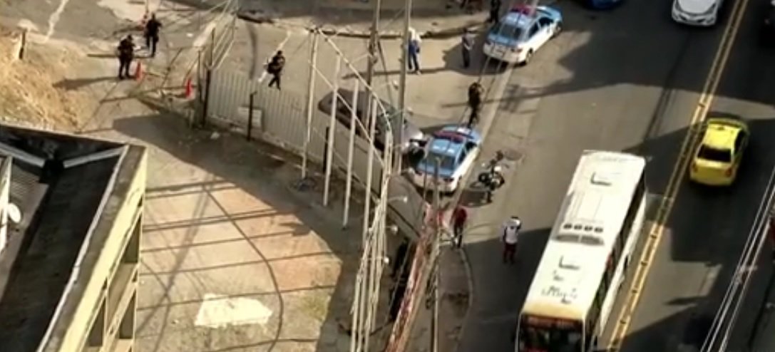 Dois confrontos entre policiais militares e criminosos deixaram três homens mortos, três presos e quatro feridos na Usina e no Alto da Boa Vista, na Grande Tijuca, no Rio de Janeiro; um adolescente de 13 anos foi ferido por um tiro, segundo a PM, e encaminhado ao Hospital Souza Aguiar; a Polícia Civil informou que os criminosos têm ligação com a quadrilha que está na favela da Rocinha, pois a comunidade de São Conrado é ligada pela mata a vários outros bairros do Rio, através do Parque Nacional da Tijuca, área coberta por mata atlântica, com muitas trilhas em seu interior (Foto: Leonardo Lucena) Dois confrontos entre policiais militares e criminosos deixaram três homens mortos, três presos e quatro feridos na Usina e no Alto da Boa Vista, na Grande Tijuca, no Rio de Janeiro; um adolescente de 13 anos foi ferido por um tiro, segundo a PM, e encaminhado ao Hospital Souza Aguiar; a Polícia Civil informou que os criminosos têm ligação com a quadrilha que está na favela da Rocinha, pois a comunidade de São Conrado é ligada pela mata a vários outros bairros do Rio, através do Parque Nacional da Tijuca, área coberta por mata atlântica, com muitas trilhas em seu interior