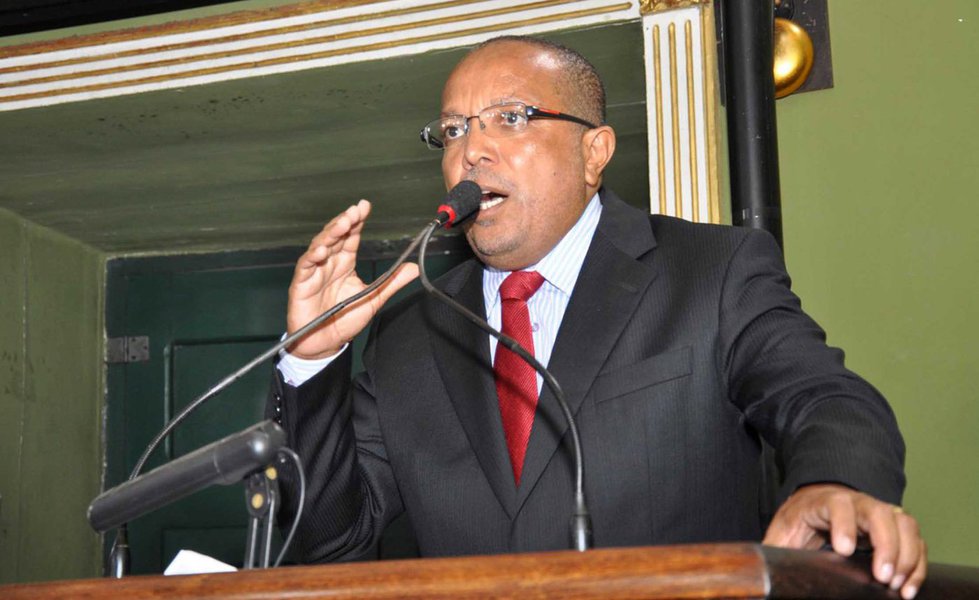 Líder do PT na Câmara Municipal de Salvador, o vereador Luiz Carlos Suíca diz que "a unidade evidenciada na votação" de dois projetos de ACM Neto (DEM) na quarta-feira "foi resultado de uma construção partidária que prioriza a unidade entre bancada, partido e militância"; Suíca diz que "essa unidade deve ser continuada em um momento de golpe, onde tentam manchar o legado social do petismo"; de acordo com o líder petista, a aprovação de isenções fiscais para a instalação do 'Hub' no aeroporto de Salvador atende a um projeto liderado pelo Governo do Estado (Foto: Romulo Faro) Líder do PT na Câmara Municipal de Salvador, o vereador Luiz Carlos Suíca diz que "a unidade evidenciada na votação" de dois projetos de ACM Neto (DEM) na quarta-feira "foi resultado de uma construção partidária que prioriza a unidade entre bancada, partido e militância"; Suíca diz que "essa unidade deve ser continuada em um momento de golpe, onde tentam manchar o legado social do petismo"; de acordo com o líder petista, a aprovação de isenções fiscais para a instalação do 'Hub' no aeroporto de Salvador atende a um projeto liderado pelo Governo do Estado