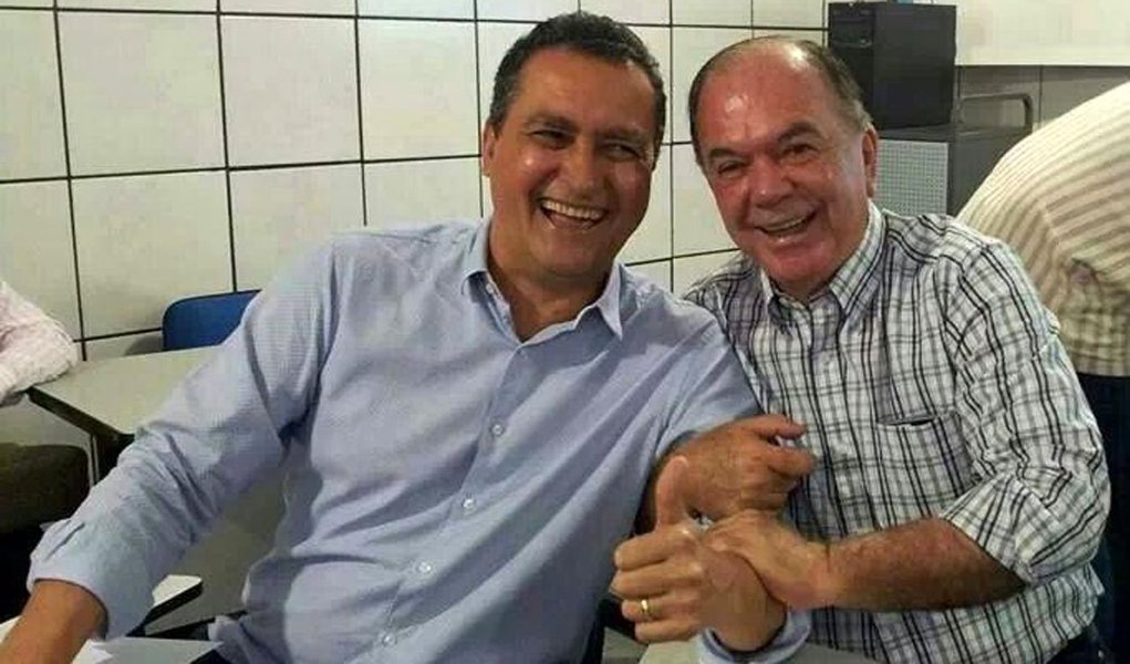 Durante evento do PP um fato ficou claro: o partido está unido e firme na aliança com o governador Rui Costa (PT); tal fato pode ser observado pela presença de todos os deputados federais e de 51 dos 56 prefeitos da legenda; Encontro Estadual sepultou de vez especulações sobre uma possível migração da sigla para a base do prefeito da capital, ACM Neto (DEM) (Foto: Voney Malta) Durante evento do PP um fato ficou claro: o partido está unido e firme na aliança com o governador Rui Costa (PT); tal fato pode ser observado pela presença de todos os deputados federais e de 51 dos 56 prefeitos da legenda; Encontro Estadual sepultou de vez especulações sobre uma possível migração da sigla para a base do prefeito da capital, ACM Neto (DEM)