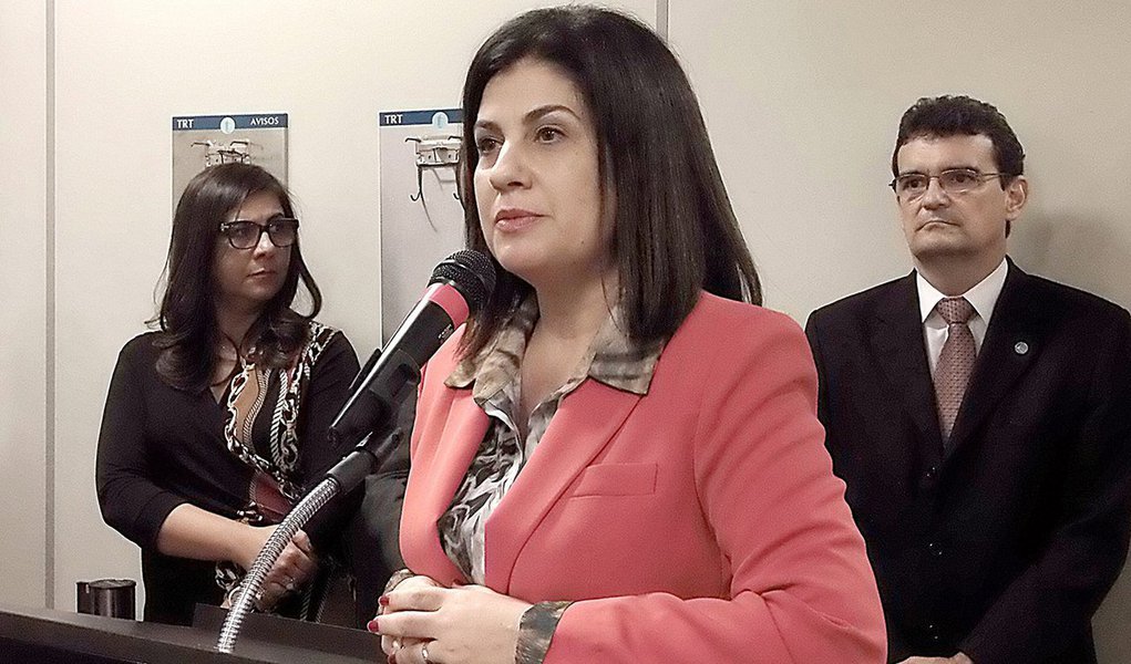 Ex-primeira-dama do Rio de Janeiro Rosinha Garotinho, mulher do ex-governador Anthony Garotinho, preso nesta quarta-feira pela Polícia Federal, enviou uma carta aberta à presidente do STF, ministra Cármen Lúcia, atacando o ex-presidente dos Tribunais de Justiça e Eleitoral, desembargador Luiz Zveiter, a quem acusa de perseguição política; "Meu marido o denunciou por corrupção e outros crimes e ele sabe que se for investigado junto com a empreiteira Delta perderá o controle que hoje tem sobre a justiça amedrontada do Rio, disse Rosinha (Foto: Paulo Emílio) Ex-primeira-dama do Rio de Janeiro Rosinha Garotinho, mulher do ex-governador Anthony Garotinho, preso nesta quarta-feira pela Polícia Federal, enviou uma carta aberta à presidente do STF, ministra Cármen Lúcia, atacando o ex-presidente dos Tribunais de Justiça e Eleitoral, desembargador Luiz Zveiter, a quem acusa de perseguição política; "Meu marido o denunciou por corrupção e outros crimes e ele sabe que se for investigado junto com a empreiteira Delta perderá o controle que hoje tem sobre a justiça amedrontada do Rio, disse Rosinha