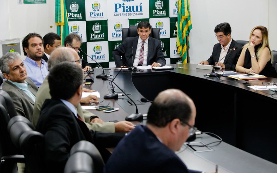 Consulado Canadense convidou o governo estadual a apresentar a carteira de projetos da PPP Piauí na maior conferência do gênero do mundo: a 25ª Conferência de PPPs, que será realizada entre os dias 6 e 10 de novembro, em Toronto, no Canadá; Na avaliação deles, o Piauí tem projetos bem estruturados e um excelente indicador de histórico e de investimento e, por isso, eles nos convidaram”, afirmou Viviane Moura, superintendente de Parcerias e Concessões
(Foto: Leonardo Lucena) Consulado Canadense convidou o governo estadual a apresentar a carteira de projetos da PPP Piauí na maior conferência do gênero do mundo: a 25ª Conferência de PPPs, que será realizada entre os dias 6 e 10 de novembro, em Toronto, no Canadá; Na avaliação deles, o Piauí tem projetos bem estruturados e um excelente indicador de histórico e de investimento e, por isso, eles nos convidaram”, afirmou Viviane Moura, superintendente de Parcerias e Concessões