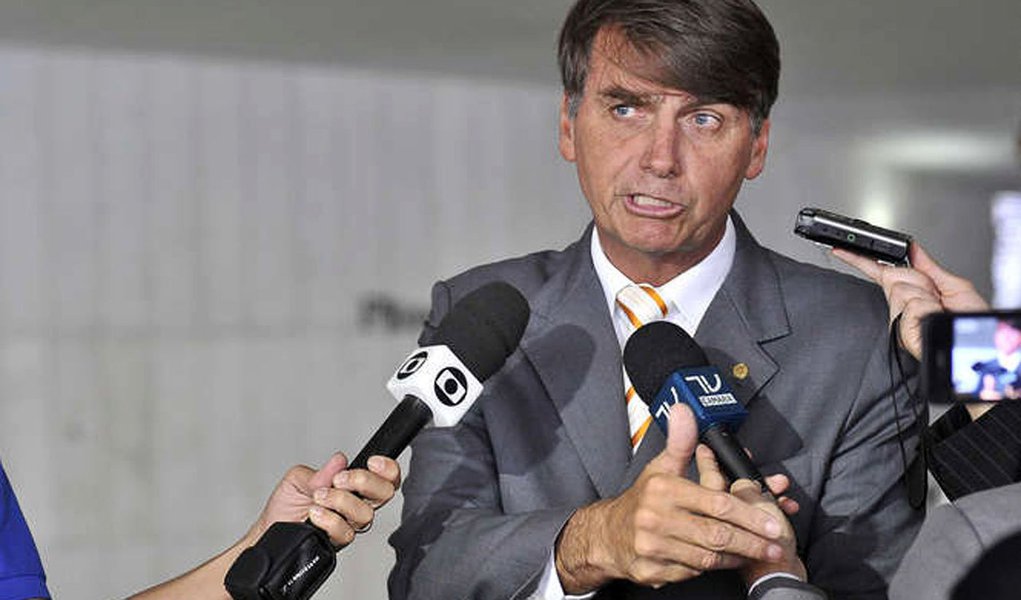Jornalista Fernando Brito, do Tijolaço, critica a entrevista de deputado Jair Bolsonaro (PSC-RJ) à Folha nesta segunda-feira, 13; segundo ele, a entrevista "mostra que a grande máquina de construir comportamentos sociais, a mídia, construiu uma base social para que um energúmeno como ele seja uma das únicas representações do reacionarismo ganhe força eleitoral"; "Bolsonaro tem um projeto com raízes na memória que chama a ordem como indutor do bem-estar" (Foto: Aquiles Lins) Jornalista Fernando Brito, do Tijolaço, critica a entrevista de deputado Jair Bolsonaro (PSC-RJ) à Folha nesta segunda-feira, 13; segundo ele, a entrevista "mostra que a grande máquina de construir comportamentos sociais, a mídia, construiu uma base social para que um energúmeno como ele seja uma das únicas representações do reacionarismo ganhe força eleitoral"; "Bolsonaro tem um projeto com raízes na memória que chama a ordem como indutor do bem-estar"