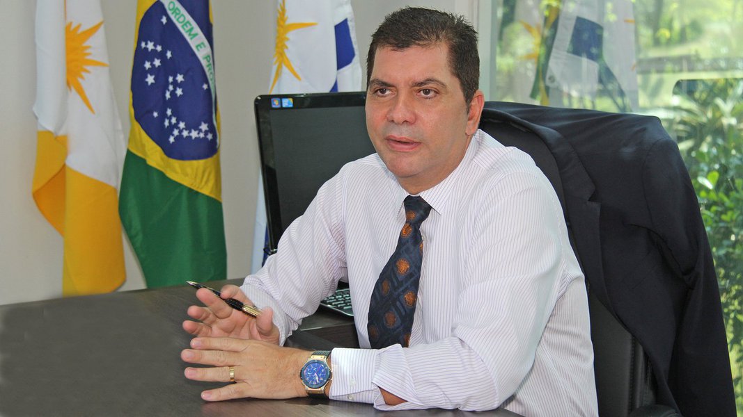 O prefeito de Palmas, Carlos Amastha (PSB), fez duro discurso contra o governador Marcelo Miranda (PMDB) e indicou aos correligionários que haverá uma nova disputa contra “todos” os chamados políticos tradicionais; “Eu sinceramente não tenho mais paciência. Tremendos caras de pau. Uma porcaria de um governador que vem e fala ‘tem que respeitar minha história’. Qual história, infeliz? Criminoso. O quanto roubou, roubou, roubou e continua roubando. Tem que respeitar o povo que o elegeu”; a vice-governadora Cláudia Lélis rebateu as críticas de Amastha. "Quem conhece a história do Tocantins tem que enfatizar a falar nela e quem não conhece não tem parâmetro pra isso", disse. (Foto: Leonardo Lucena) O prefeito de Palmas, Carlos Amastha (PSB), fez duro discurso contra o governador Marcelo Miranda (PMDB) e indicou aos correligionários que haverá uma nova disputa contra “todos” os chamados políticos tradicionais; “Eu sinceramente não tenho mais paciência. Tremendos caras de pau. Uma porcaria de um governador que vem e fala ‘tem que respeitar minha história’. Qual história, infeliz? Criminoso. O quanto roubou, roubou, roubou e continua roubando. Tem que respeitar o povo que o elegeu”; a vice-governadora Cláudia Lélis rebateu as críticas de Amastha. "Quem conhece a história do Tocantins tem que enfatizar a falar nela e quem não conhece não tem parâmetro pra isso", disse.