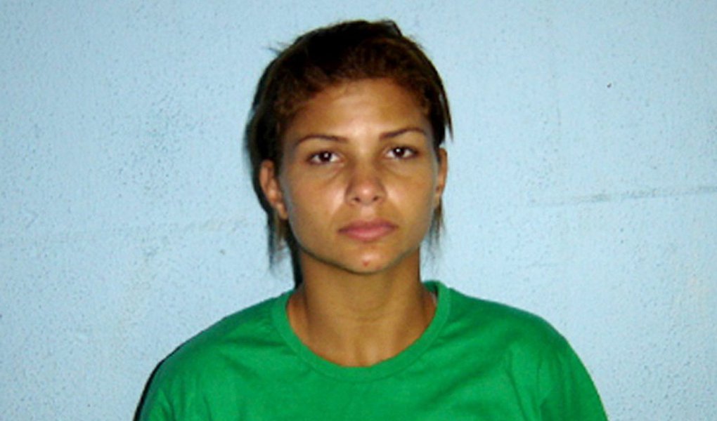 Uma operação da Polícia Civil resultou, na tarde desta terça-feira (10), na prisão de Danúbia de Souza Rangel, mulher do traficante Antonio Francisco Bonfim Lopes, conhecido como Nem da Rocinha; Danúbia foi presa por volta das 17h, na Ilha do Governador, zona norte do Rio, em ação que envolveu agentes das 39 e 52 Delegacias de Polícia; ela é um dos principais pivôs da guerra entre traficantes que atinge a comunidade da Rocinha desde o dia 17 de setembro (Foto: Charles Nisz) Uma operação da Polícia Civil resultou, na tarde desta terça-feira (10), na prisão de Danúbia de Souza Rangel, mulher do traficante Antonio Francisco Bonfim Lopes, conhecido como Nem da Rocinha; Danúbia foi presa por volta das 17h, na Ilha do Governador, zona norte do Rio, em ação que envolveu agentes das 39 e 52 Delegacias de Polícia; ela é um dos principais pivôs da guerra entre traficantes que atinge a comunidade da Rocinha desde o dia 17 de setembro