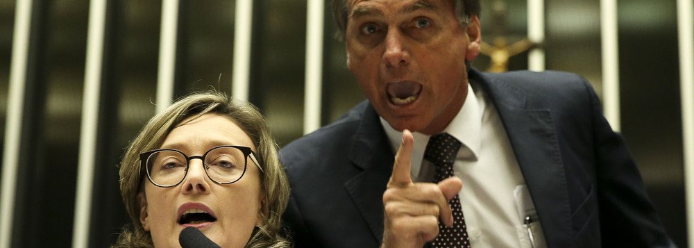 A deputada federal Maria do Rosário (PT-RS) prestou depoimento, no Supremo Tribunal Federal (STF), na ação penal em que o deputado federal Jair Bolsonaro (PSC-RJ) é réu por injúria e apologia ao crime de estupro. Em dezembro de 2014,durante discurso na Câmara, o parlamentar disse à petista: "só não te estupro porque você não merece"; no STF, Maria do Rosário disse esperar "que se faça justiça diante de toda incitação ao crime" e afirmou que Bolsonaro, cotado para ser candidato à Presidência da República em 2018, "tem sido um líder do ódio" (Foto: Leonardo Lucena) A deputada federal Maria do Rosário (PT-RS) prestou depoimento, no Supremo Tribunal Federal (STF), na ação penal em que o deputado federal Jair Bolsonaro (PSC-RJ) é réu por injúria e apologia ao crime de estupro. Em dezembro de 2014,durante discurso na Câmara, o parlamentar disse à petista: "só não te estupro porque você não merece"; no STF, Maria do Rosário disse esperar "que se faça justiça diante de toda incitação ao crime" e afirmou que Bolsonaro, cotado para ser candidato à Presidência da República em 2018, "tem sido um líder do ódio"
