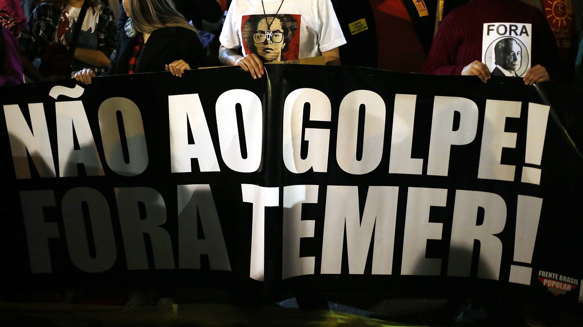 Manifestantes com faixa contra o golpe durante Protesto Fora Temer realizado no Centro Cívico em Curitiba, PR. (Foto: Robson Sávio Reis Souza) www.brasil247.com - Manifestantes com faixa contra o golpe durante Protesto Fora Temer realizado no Centro Cívico em Curitiba, PR.