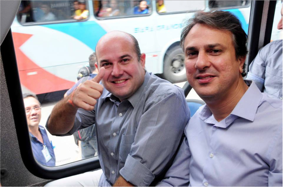 O governador Camilo Santana (PT) e o prefeito Roberto Cláudio (PDT) terão encontro com gestores da AirFrance/KLM e Gol em evento de celebração pela escolha de Fortaleza como sede do hub nesta quarta (4), em São Paulo. De acordo com Camilo, "em outubro, na data de lançamento das vendas das passagens aéreas do trecho Brasil e Europa vamos fazer grande lançamento no Ceará com a presença de todos para apresentar para população o que representa este investimento" (Foto: Rodrigo Rocha) O governador Camilo Santana (PT) e o prefeito Roberto Cláudio (PDT) terão encontro com gestores da AirFrance/KLM e Gol em evento de celebração pela escolha de Fortaleza como sede do hub nesta quarta (4), em São Paulo. De acordo com Camilo, "em outubro, na data de lançamento das vendas das passagens aéreas do trecho Brasil e Europa vamos fazer grande lançamento no Ceará com a presença de todos para apresentar para população o que representa este investimento"