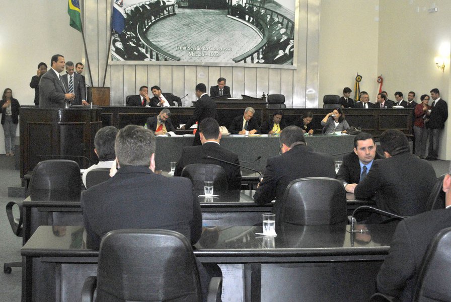 O relatório final feito pela Fundação Getúlio Vargas (FGV) sobre a auditoria no quadro de servidores ativos e inativos do parlamento alagoano foi despachado para a procurador geral do próprio Poder Legislativo; justificativa dos gestores da Mesa Diretora é evitar injustiças com os servidores, caso os nomes deles sejam tornados públicos (Foto: Voney Malta) O relatório final feito pela Fundação Getúlio Vargas (FGV) sobre a auditoria no quadro de servidores ativos e inativos do parlamento alagoano foi despachado para a procurador geral do próprio Poder Legislativo; justificativa dos gestores da Mesa Diretora é evitar injustiças com os servidores, caso os nomes deles sejam tornados públicos