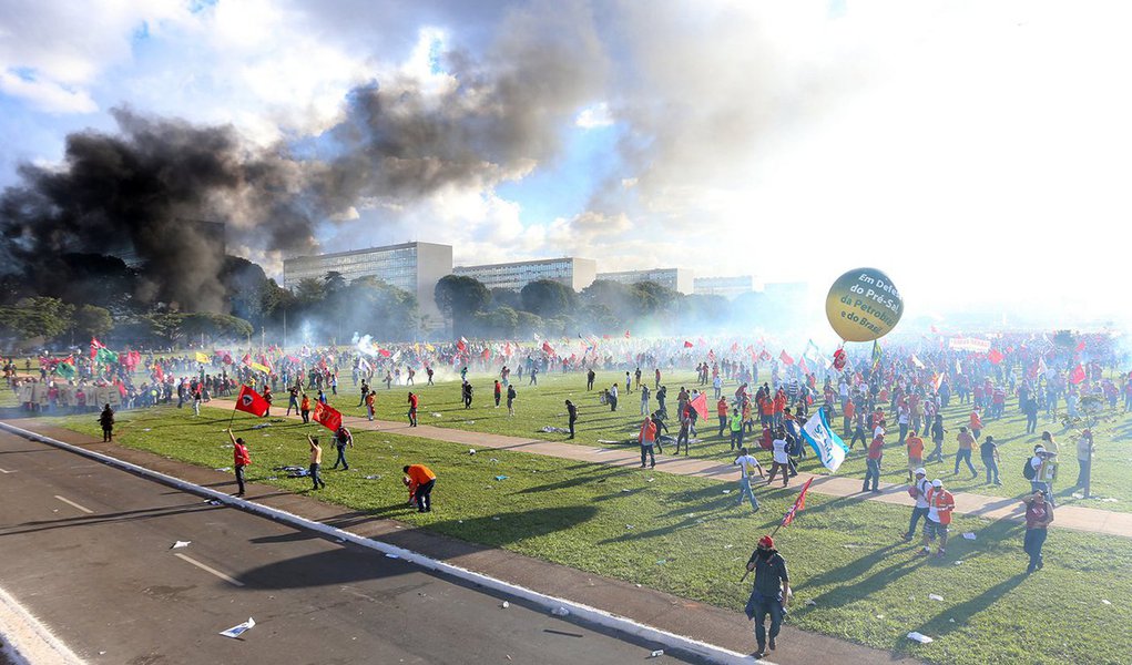 O homem que foi atingido por um tiro de arma de fogo na manifestação contra Temer e as reformas do governo em Brasília está sedado no Hospital de Base e, de acordo com boletim médico, respira com a ajuda de aparelhos/ ele foi atingido no maxilar e a bala se alojou junta à artéria carótida, e os médicos acharam arriscado remover o projétil; a vítima do disparo não teve o nome divulgado, mas sabe-se que ele não é de Brasília e que estava na cidade para participar do protesto (Foto: Leonardo Lucena) O homem que foi atingido por um tiro de arma de fogo na manifestação contra Temer e as reformas do governo em Brasília está sedado no Hospital de Base e, de acordo com boletim médico, respira com a ajuda de aparelhos/ ele foi atingido no maxilar e a bala se alojou junta à artéria carótida, e os médicos acharam arriscado remover o projétil; a vítima do disparo não teve o nome divulgado, mas sabe-se que ele não é de Brasília e que estava na cidade para participar do protesto