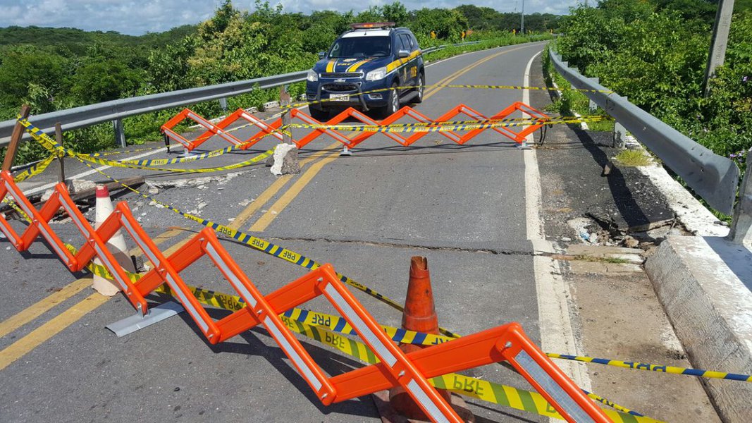 A partir das 18h desta segunda-feira (14), até as 6h da próxima sexta-feira (18), vai acontecer uma interdição programada da ponte que liga os estados do Piauí e Ceará na comunidade do Retiro, km 99 da BR 402, para realização de obras de recuperação da estrutura. Nesse período, apenas carros de passeio e motocicletas vão ter tráfego liberado, nos horários de 6h às 18h diariamente (Foto: Fatima 247) A partir das 18h desta segunda-feira (14), até as 6h da próxima sexta-feira (18), vai acontecer uma interdição programada da ponte que liga os estados do Piauí e Ceará na comunidade do Retiro, km 99 da BR 402, para realização de obras de recuperação da estrutura. Nesse período, apenas carros de passeio e motocicletas vão ter tráfego liberado, nos horários de 6h às 18h diariamente