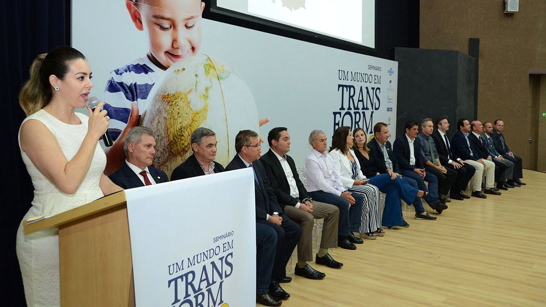 A prefeita em exercício de Palmas, Cinthia Ribeiro, falou sobre a necessidade do País adotar uma política municipalista, no seminário “Um Mundo em Transformação; Cinthia afirmou que Palmas "vem conseguindo manter uma margem de investimento, conciliando pagamento de servidores em dia e certo crescimento da cidade, em todas as áreas", que, segundo ela, é consequência de ajustes realizados, no momento certo, "porque o prefeito Carlos Amastha soube antever o pior" (Foto: Leonardo Lucena) A prefeita em exercício de Palmas, Cinthia Ribeiro, falou sobre a necessidade do País adotar uma política municipalista, no seminário “Um Mundo em Transformação; Cinthia afirmou que Palmas "vem conseguindo manter uma margem de investimento, conciliando pagamento de servidores em dia e certo crescimento da cidade, em todas as áreas", que, segundo ela, é consequência de ajustes realizados, no momento certo, "porque o prefeito Carlos Amastha soube antever o pior"