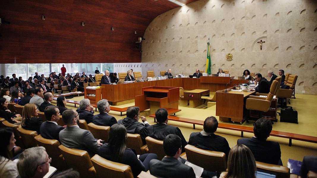 "O Tribunal vai daqui a pouco, em poucos meses, talvez no próximo mês, começar a liberar pessoas da Lava Jato que estão presas em Curitiba. Certamente isso vai acontecer", disse a Agência Reuters, citando uma fonte não identificada; alguns prazos de prisões sem condenação estão sendo considerados longos pelos ministros; sete presos em Curitiba nesse momento estão em prisão preventiva, sem condenação; entre eles estão, por exemplo, o ex-ministro Antonio Palocci e o ex-presidente da Câmara dos Deputados Eduardo Cunha (PMDB) (Foto: Aquiles Lins) "O Tribunal vai daqui a pouco, em poucos meses, talvez no próximo mês, começar a liberar pessoas da Lava Jato que estão presas em Curitiba. Certamente isso vai acontecer", disse a Agência Reuters, citando uma fonte não identificada; alguns prazos de prisões sem condenação estão sendo considerados longos pelos ministros; sete presos em Curitiba nesse momento estão em prisão preventiva, sem condenação; entre eles estão, por exemplo, o ex-ministro Antonio Palocci e o ex-presidente da Câmara dos Deputados Eduardo Cunha (PMDB)