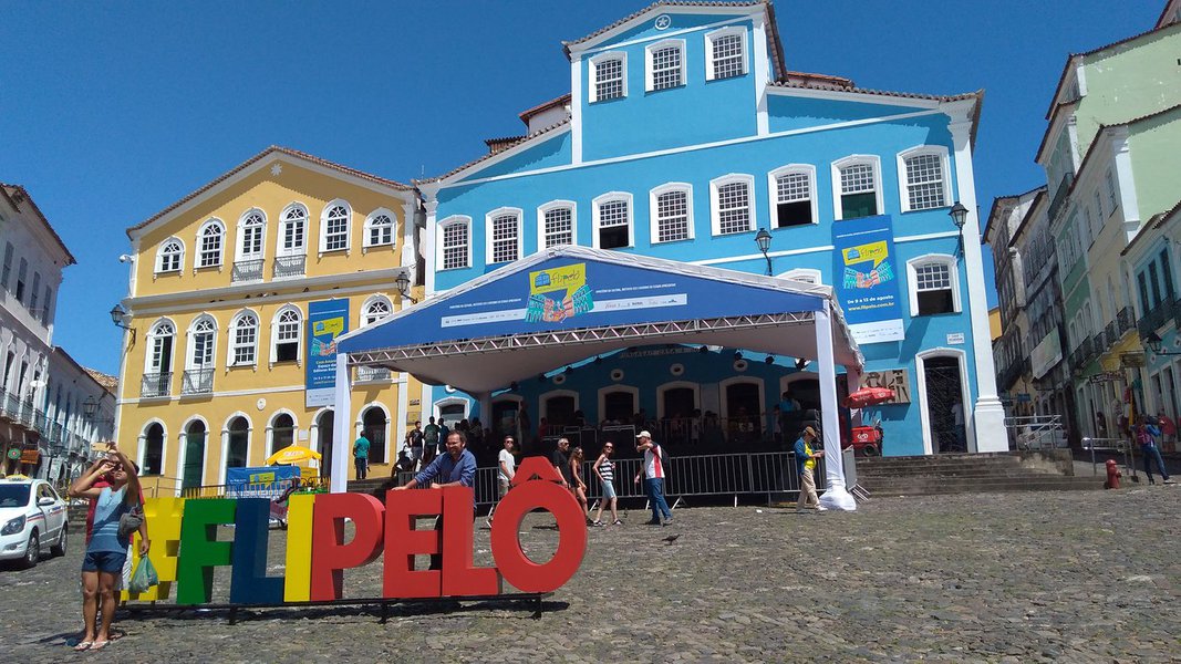 Dois grandes eventos dos universos das letras e das tecnologias foram encerrados neste domingo (13) em Salvador com sucesso de público e movimento: a primeira edição da Festa Literária Internacional do Pelourinho (Flipelô) e a Campus Party, evento de destaque mundial na área de tecnologia e informática; com saraus, mostras e exposições, a Flipelô teve cinco dias de evento em homenagem ao escritor baiano Jorge Amado, que faria 105 anos na quinta-feira (10); também ontem, jovens e estudantes se despediram do mundo da tecnologia e inovação da Campus Party, feira mundial que aconteceu pela primeira vez na Bahia e inovou ao ser realizado num estádio de futebol, a Arena Fonte Nova
(Foto: Romulo Faro) Dois grandes eventos dos universos das letras e das tecnologias foram encerrados neste domingo (13) em Salvador com sucesso de público e movimento: a primeira edição da Festa Literária Internacional do Pelourinho (Flipelô) e a Campus Party, evento de destaque mundial na área de tecnologia e informática; com saraus, mostras e exposições, a Flipelô teve cinco dias de evento em homenagem ao escritor baiano Jorge Amado, que faria 105 anos na quinta-feira (10); também ontem, jovens e estudantes se despediram do mundo da tecnologia e inovação da Campus Party, feira mundial que aconteceu pela primeira vez na Bahia e inovou ao ser realizado num estádio de futebol, a Arena Fonte Nova