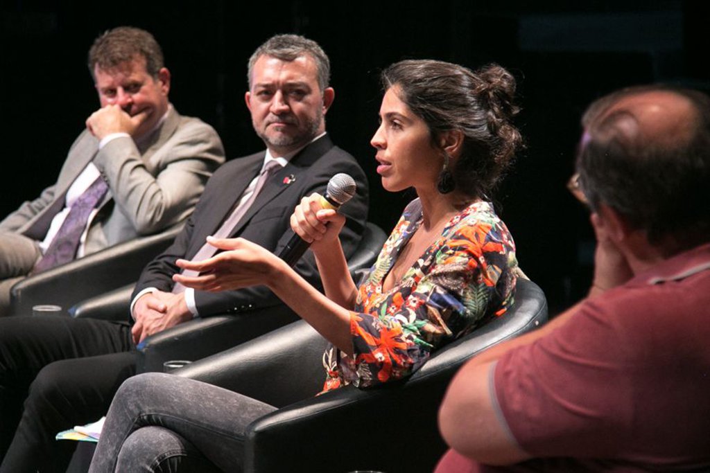 O que é um alimentação verdadeiramente saudável? A pergunta formulada pela chef de cozinha Bela Gil permeou a quinta edição do Fórum dos Grandes Debates, promovido pela presidência da Assembleia Legislativa e que teve como tema “Agroecologia e alimentação saudável: desafios para a intervenção do Estado”; Nós já produzimos, acrescentou Bela Gil, comida em quantidade suficiente para alimentar o mundo. “O problema é o modo de produção e de distribuição da comida, que está concentrado na mão de alguns poucos grandes grupos. O problema da fome não é técnico, mas político” (Foto: Leonardo Lucena) O que é um alimentação verdadeiramente saudável? A pergunta formulada pela chef de cozinha Bela Gil permeou a quinta edição do Fórum dos Grandes Debates, promovido pela presidência da Assembleia Legislativa e que teve como tema “Agroecologia e alimentação saudável: desafios para a intervenção do Estado”; Nós já produzimos, acrescentou Bela Gil, comida em quantidade suficiente para alimentar o mundo. “O problema é o modo de produção e de distribuição da comida, que está concentrado na mão de alguns poucos grandes grupos. O problema da fome não é técnico, mas político”