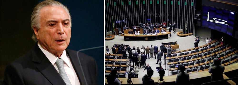 A segunda-secretária da Câmara, deputada Mariana Carvalho (PSDB-RO), leu em Plenário nesta terça-feira (26) a segunda denúncia contra o presidente da República, Michel Temer, por crimes comuns (organização criminosa e obstrução da Justiça); no começo da tarde, o terceiro-secretário, deputado JHC (PSB-AL), participou do trabalho; terminada a leitura em Plenário, Temer deverá ser notificado; depois disso, a denúncia passará então a tramitar na Comissão de Constituição e Justiça e de Cidadania (CCJ), onde o presidente da República terá prazo de dez sessões do Plenário para apresentar sua defesa (Foto: Paulo Emílio) A segunda-secretária da Câmara, deputada Mariana Carvalho (PSDB-RO), leu em Plenário nesta terça-feira (26) a segunda denúncia contra o presidente da República, Michel Temer, por crimes comuns (organização criminosa e obstrução da Justiça); no começo da tarde, o terceiro-secretário, deputado JHC (PSB-AL), participou do trabalho; terminada a leitura em Plenário, Temer deverá ser notificado; depois disso, a denúncia passará então a tramitar na Comissão de Constituição e Justiça e de Cidadania (CCJ), onde o presidente da República terá prazo de dez sessões do Plenário para apresentar sua defesa