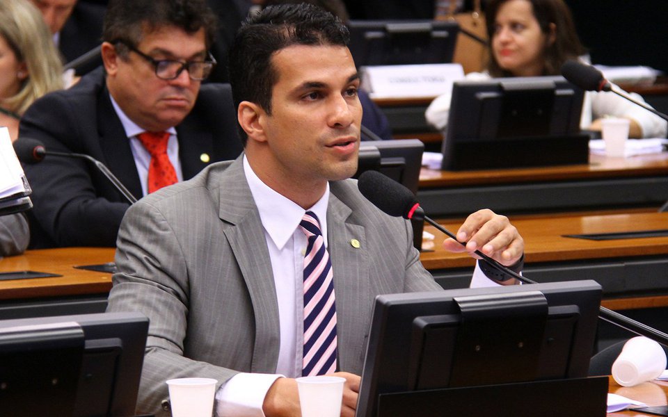 Reportagem do Bom Dia Brasil desta quarta-feira, 23, mostrou casos de deputados federais que utilizam dinheiro destinar a custear o exercício exclusivo da atividade parlamentar para outras finalidades não permitidas pela legislação; do Tocantins, o deputado federal Irajá Abreu (PSD) foi acusado de ter utilizado a verba indenizatória para pagar despesas do diretório estadual do PSD, partido que ele preside no estado; "A gente identificou na sua prestação de contas o pagamento de R$ 50.523 para o diretório estadual em Palmas", afirmou ao deputado o repórter Chico Regueira; Irajá negou que utilize dinheiro destinado ao seu mandato para pagar despesas do PSD; "São estruturas distintas e cada uma paga a sua parte" (Foto: Aquiles Lins) Reportagem do Bom Dia Brasil desta quarta-feira, 23, mostrou casos de deputados federais que utilizam dinheiro destinar a custear o exercício exclusivo da atividade parlamentar para outras finalidades não permitidas pela legislação; do Tocantins, o deputado federal Irajá Abreu (PSD) foi acusado de ter utilizado a verba indenizatória para pagar despesas do diretório estadual do PSD, partido que ele preside no estado; "A gente identificou na sua prestação de contas o pagamento de R$ 50.523 para o diretório estadual em Palmas", afirmou ao deputado o repórter Chico Regueira; Irajá negou que utilize dinheiro destinado ao seu mandato para pagar despesas do PSD; "São estruturas distintas e cada uma paga a sua parte"