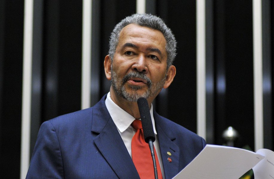 A primeira reunião da Comissão de Direitos Humanos e Minorias (CDHM) serviu para construir um planejamento de atividades para este ano, abrindo espaço para manifestações de movimentos sociais, organizações de Direitos Humanos e parlamentares trazerem suas contribuições sobre as prioridades da Comissão; no final, 33 propostas foram encaminhadas para avaliação dos parlamentares e assessoria técnica da CDHM, que irão definir como será possível concatenar as agendas; “Essa audiência será o início de uma gestão participativa, que construirá pontes com a sociedade civil e demais instâncias institucionais para enfrentar com firmeza os retrocessos pautados a partir do processo de ruptura da democracia que o país vive”, afirmou o presidente da Comissão, deputado Paulão (PT-AL) (Foto: Voney Malta) A primeira reunião da Comissão de Direitos Humanos e Minorias (CDHM) serviu para construir um planejamento de atividades para este ano, abrindo espaço para manifestações de movimentos sociais, organizações de Direitos Humanos e parlamentares trazerem suas contribuições sobre as prioridades da Comissão; no final, 33 propostas foram encaminhadas para avaliação dos parlamentares e assessoria técnica da CDHM, que irão definir como será possível concatenar as agendas; “Essa audiência será o início de uma gestão participativa, que construirá pontes com a sociedade civil e demais instâncias institucionais para enfrentar com firmeza os retrocessos pautados a partir do processo de ruptura da democracia que o país vive”, afirmou o presidente da Comissão, deputado Paulão (PT-AL)