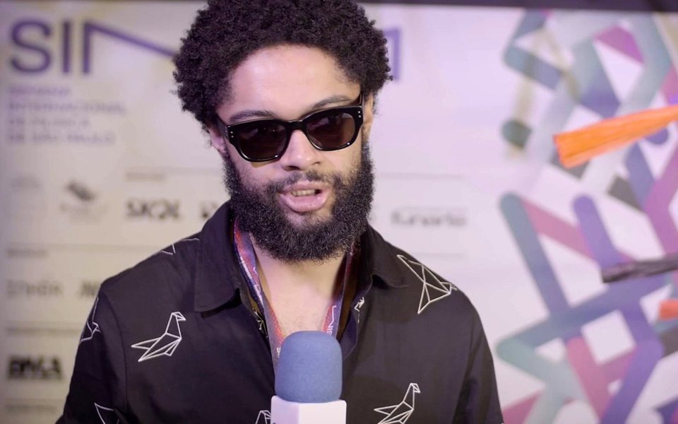 Fundador da grife LAB junto com seu irmão, o músico Emicida, o rapper Evandro Fióti relata racismo nos corredores da São Paulo Fashion Week; em post no Facebook, ele comentou o ocorrido: "Ser preto é ser barrado pelo segurança do evento até mesmo quando é da sua marca e com a pulseira"; Em nota, a direção do evento defendeu Fióti e preservou o segurança envolvido no caso: "O SPFW está integralmente ao lado de Fióti, e acredita que a divulgação deste fato contribua na luta contra atitudes que infelizmente ainda fazem parte do dia a dia de nossa sociedade e que nos repugnam." (Foto: Charles Nisz) Fundador da grife LAB junto com seu irmão, o músico Emicida, o rapper Evandro Fióti relata racismo nos corredores da São Paulo Fashion Week; em post no Facebook, ele comentou o ocorrido: "Ser preto é ser barrado pelo segurança do evento até mesmo quando é da sua marca e com a pulseira"; Em nota, a direção do evento defendeu Fióti e preservou o segurança envolvido no caso: "O SPFW está integralmente ao lado de Fióti, e acredita que a divulgação deste fato contribua na luta contra atitudes que infelizmente ainda fazem parte do dia a dia de nossa sociedade e que nos repugnam."