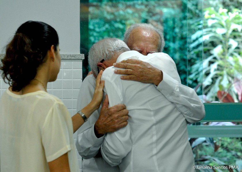 O prefeito Edvaldo Nogueira (PCdoB) se despediu de sua mãe, Maria de Lourdes Nogueira, na tarde desta segunda-feira (2); a mãe do prefeito faleceu na noite de domingo (1º) por falência múltipla de órgãos, em decorrência do avanço da Doença de Parkinson (Foto: Charles Nisz) O prefeito Edvaldo Nogueira (PCdoB) se despediu de sua mãe, Maria de Lourdes Nogueira, na tarde desta segunda-feira (2); a mãe do prefeito faleceu na noite de domingo (1º) por falência múltipla de órgãos, em decorrência do avanço da Doença de Parkinson