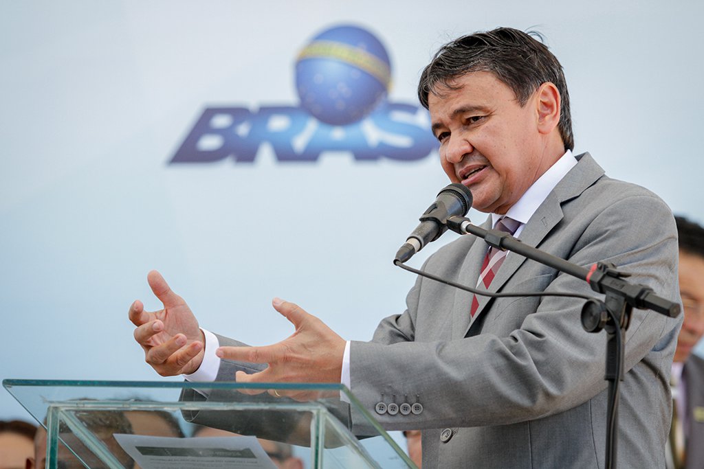 O governador Wellington Dias realizou a entrega de 560 unidades habitacionais no município de União, localizado a 65 km de Teresina; o conjunto de moradia Santa Helena é fruto do Programa Minha Casa, Minha Vida e deve beneficiar 2 mil pessoas; a entrega das chaves foi realizada durante solenidade; foram investidos recursos na ordem de R$ 30 milhões; as unidades beneficiam famílias com renda familiar de até R$ 1.800 mensais (Foto: Leonardo Lucena) O governador Wellington Dias realizou a entrega de 560 unidades habitacionais no município de União, localizado a 65 km de Teresina; o conjunto de moradia Santa Helena é fruto do Programa Minha Casa, Minha Vida e deve beneficiar 2 mil pessoas; a entrega das chaves foi realizada durante solenidade; foram investidos recursos na ordem de R$ 30 milhões; as unidades beneficiam famílias com renda familiar de até R$ 1.800 mensais